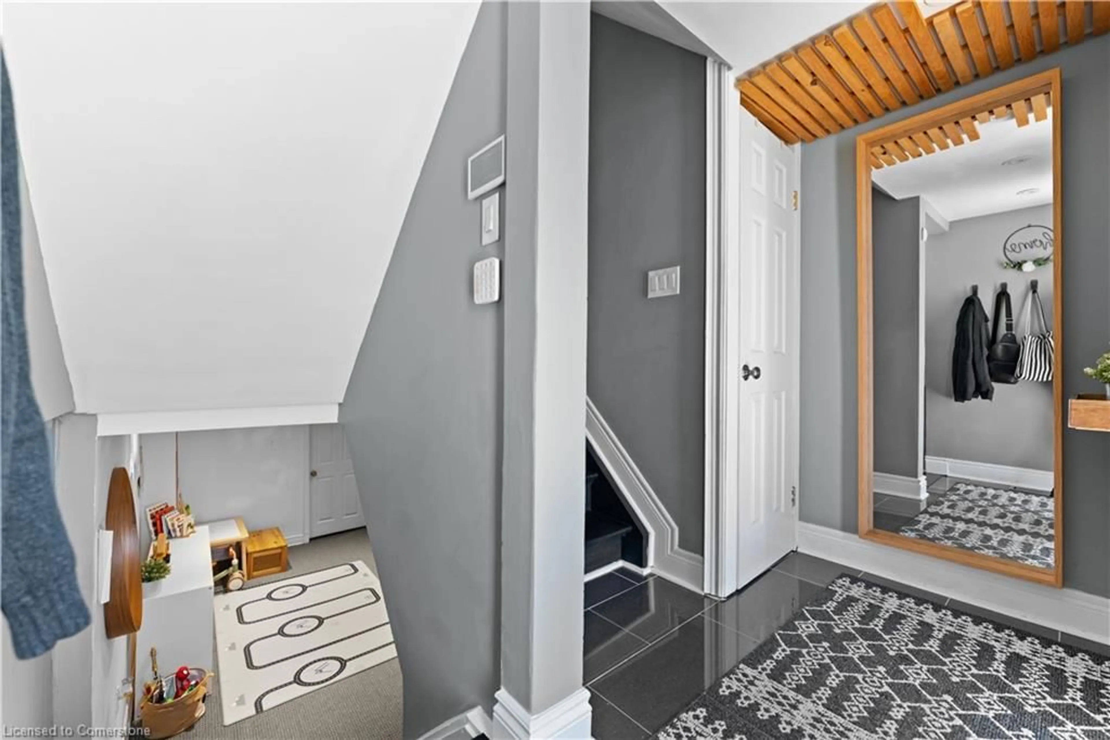 Indoor entryway for 26 Waterbury Dr, Etobicoke Ontario M9R 3X6