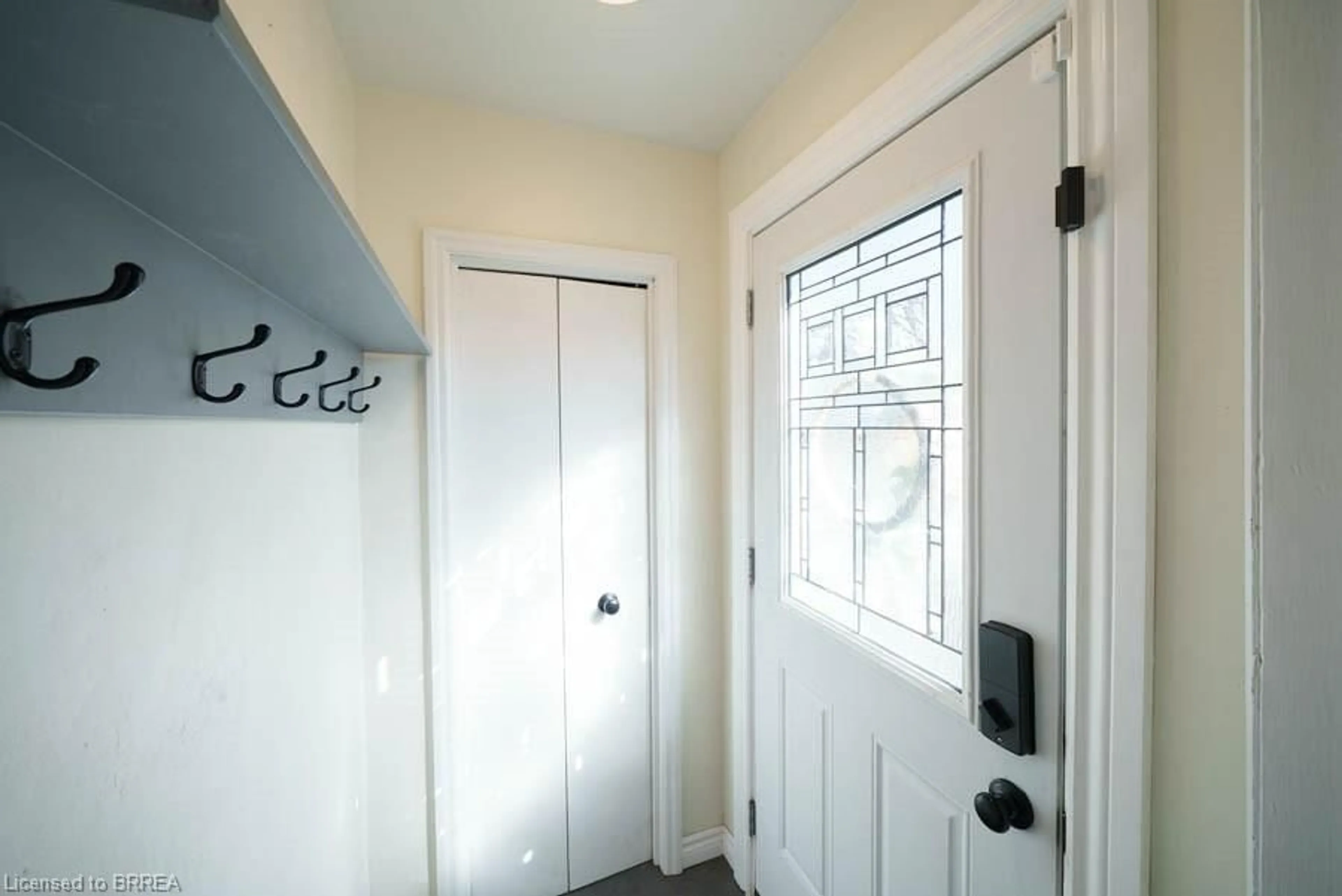 Indoor entryway for 36 James Ave, Brantford Ontario N3S 6Y3