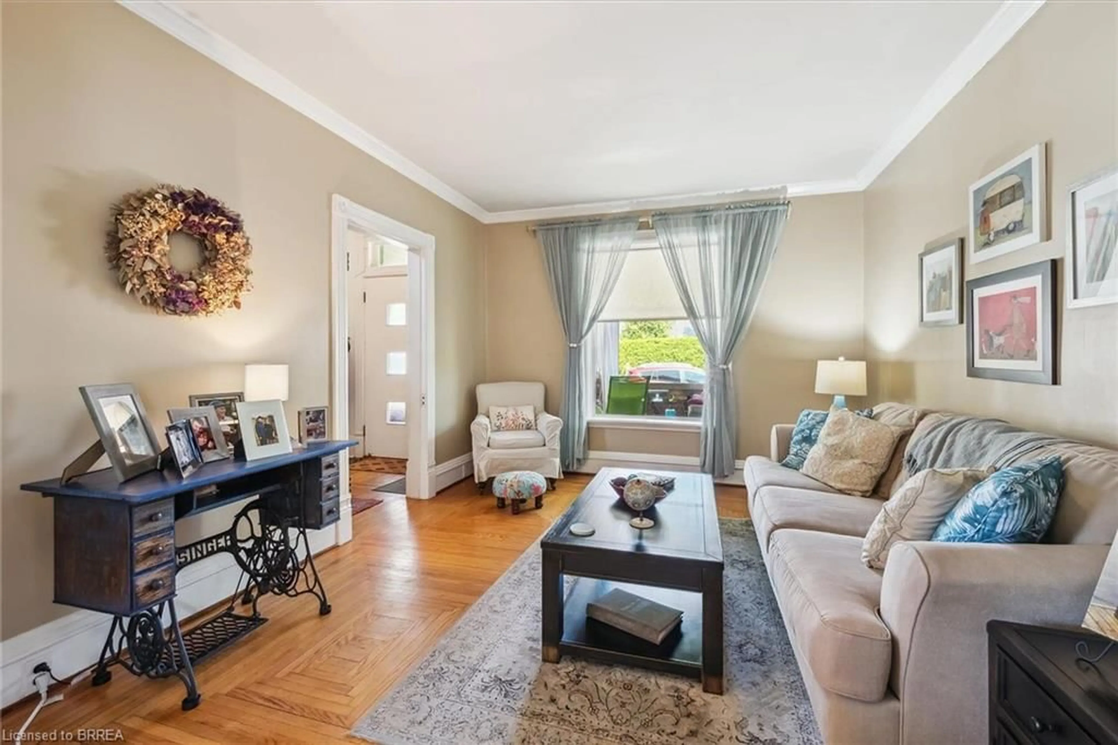Living room with furniture, unknown for 98 Walnut St, Paris Ontario N3L 2J7
