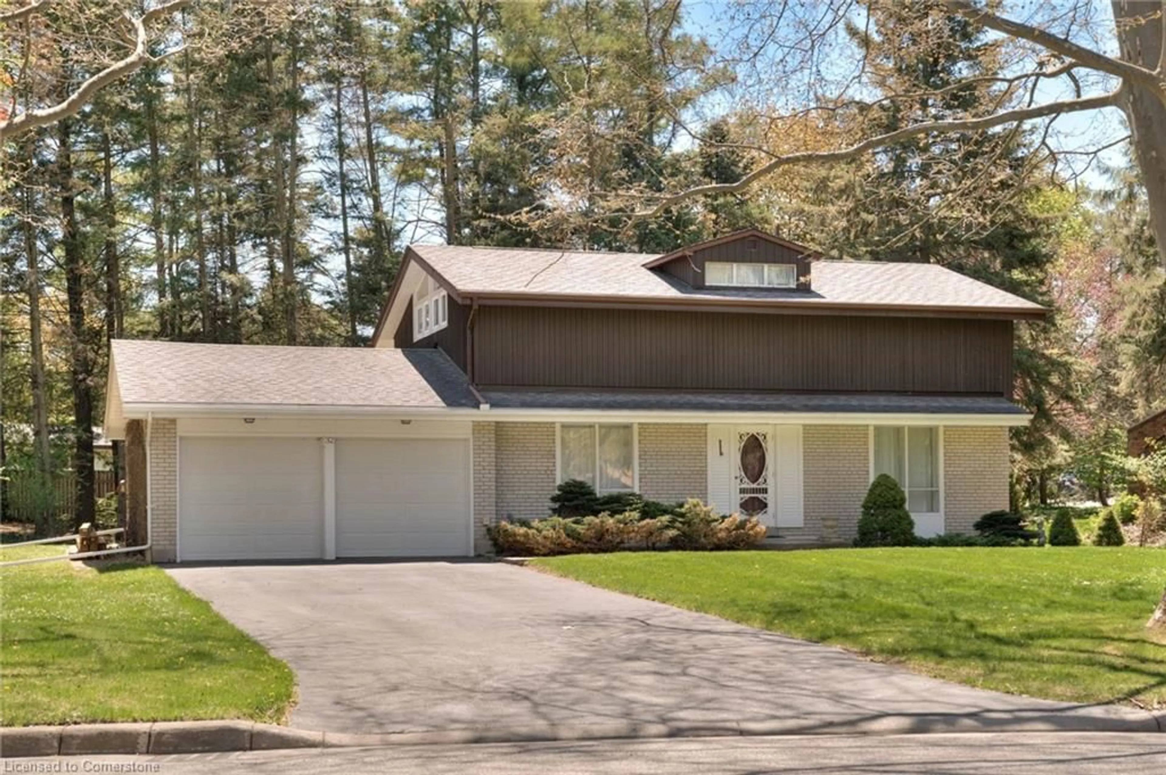 Home with vinyl exterior material, street for 32 Newman Dr, Cambridge Ontario N1S 1A2