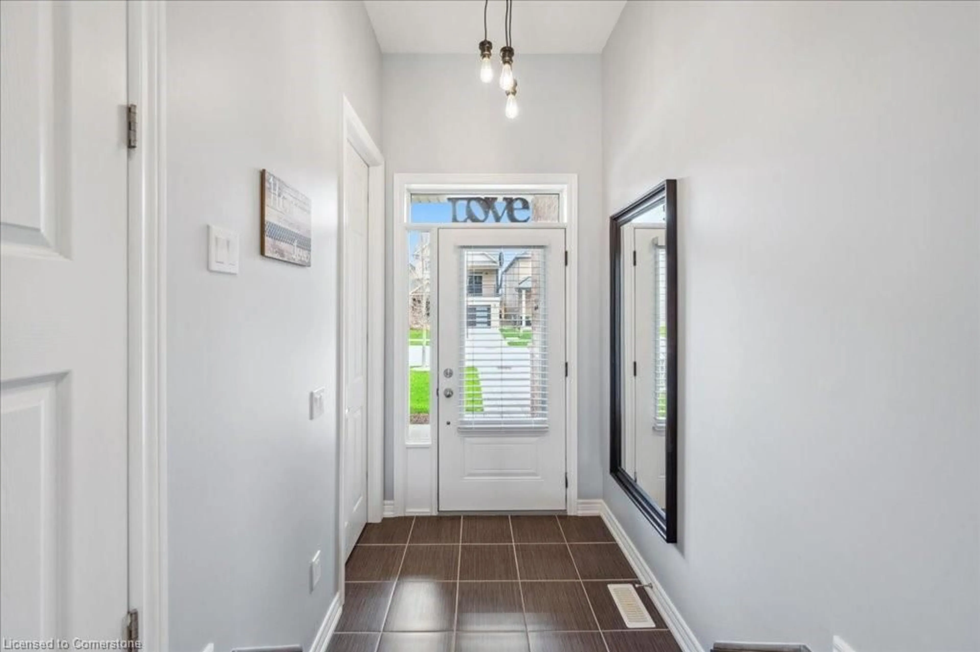 Indoor entryway for 33 Mcfarlane Cres, Fergus Ontario N1M 0G3
