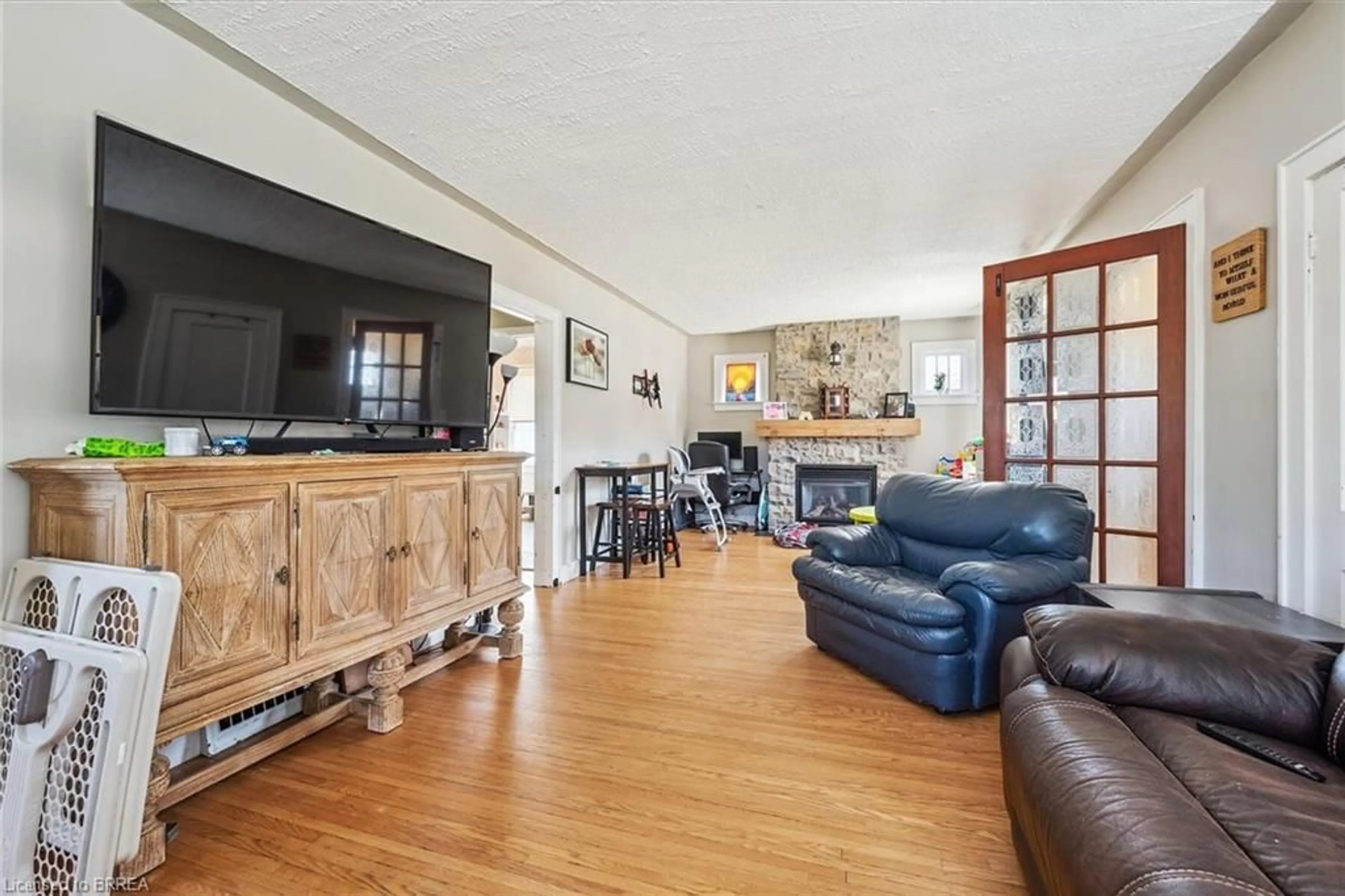 Living room with furniture, unknown for 38 Washington St, Paris Ontario N3L 2A7