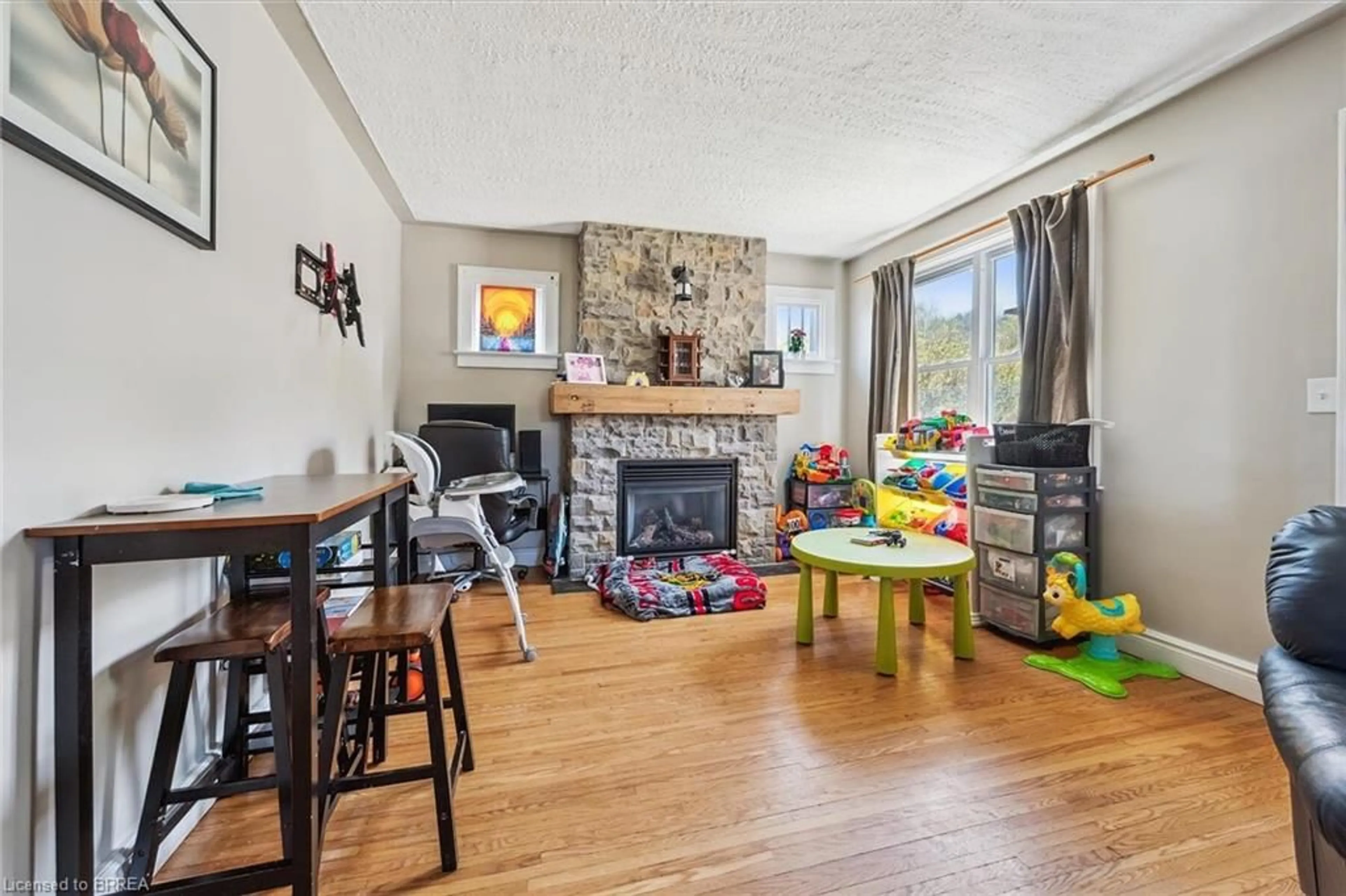 Living room with furniture, unknown for 38 Washington St, Paris Ontario N3L 2A7