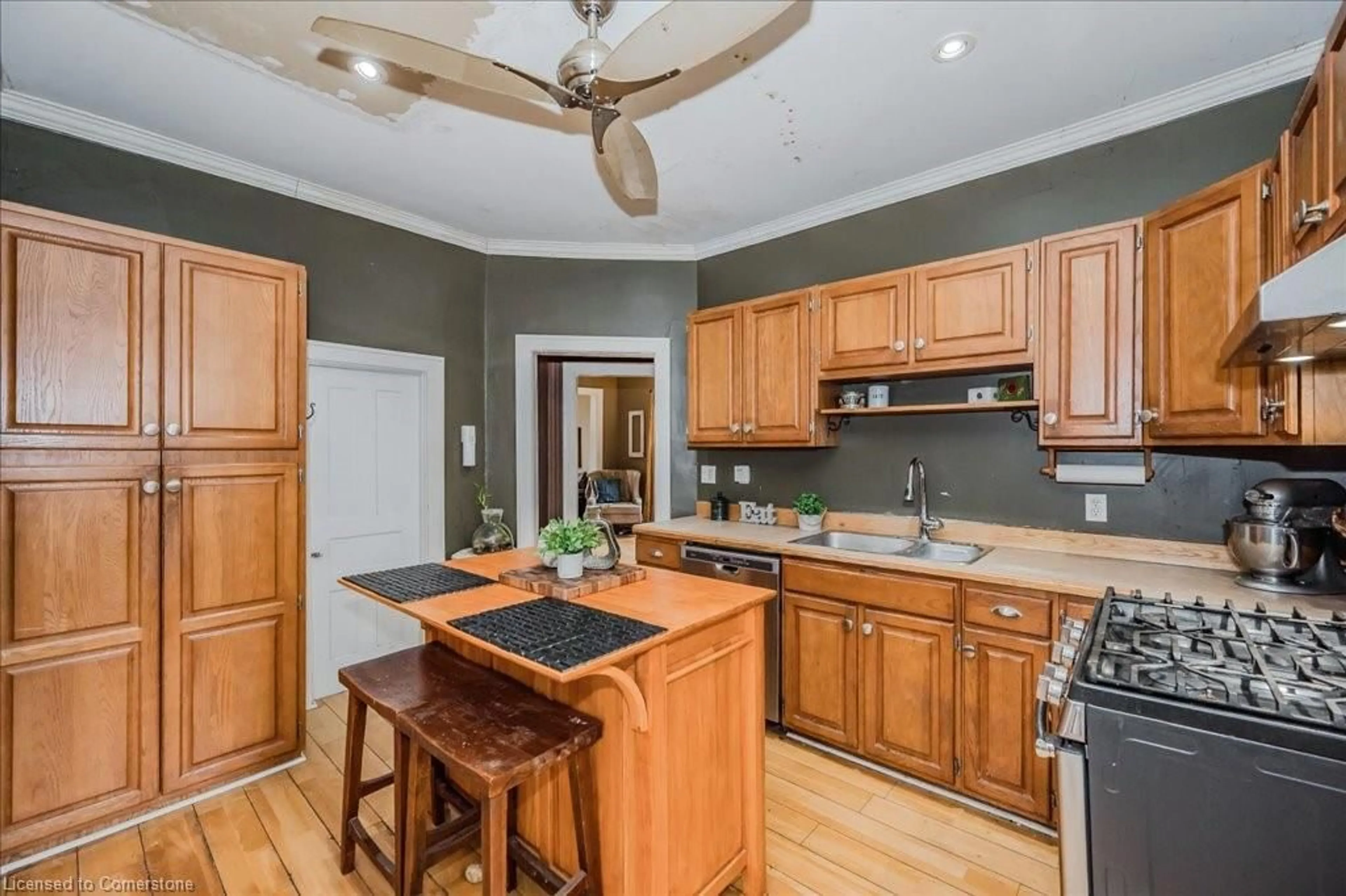 Open concept kitchen, wood/laminate floor for 265 London Rd, Guelph Ontario N1H 2C7