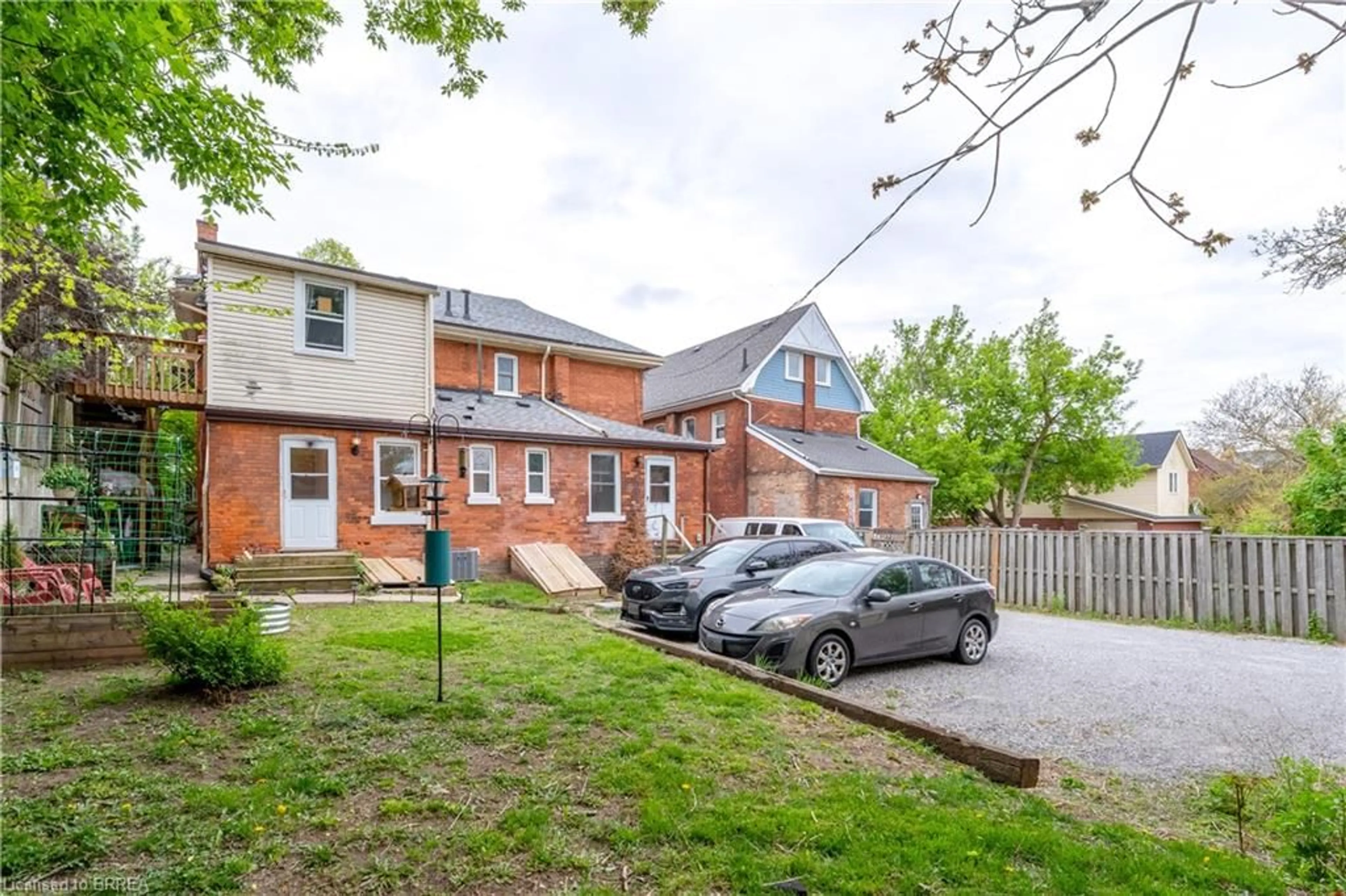 A pic from outside/outdoor area/front of a property/back of a property/a pic from drone, street for 174-176 Darling St, Brantford Ontario N3S 3W6