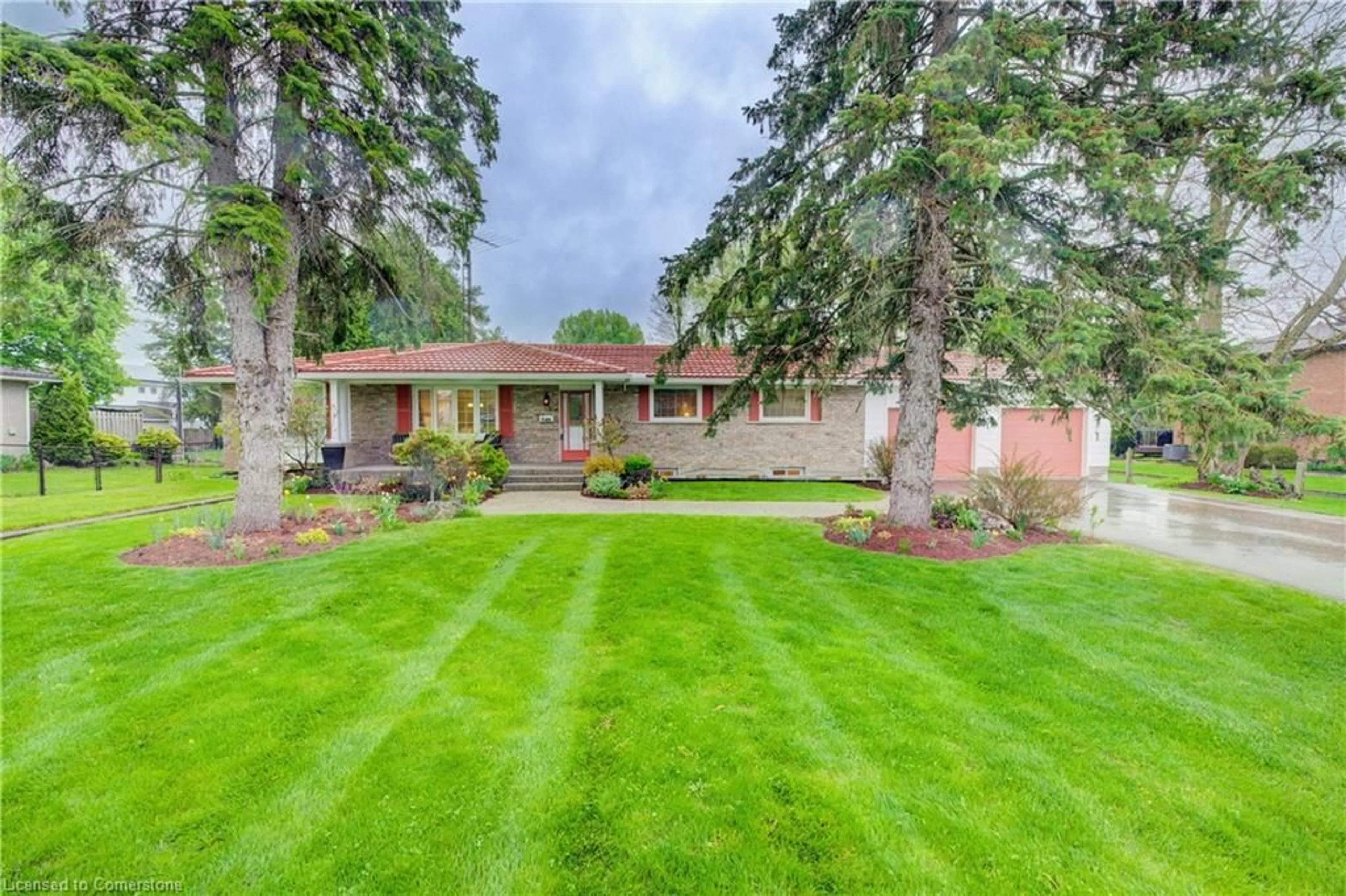 Home with brick exterior material, street for 45 Oakwood Dr, Cambridge Ontario N1R 5S3