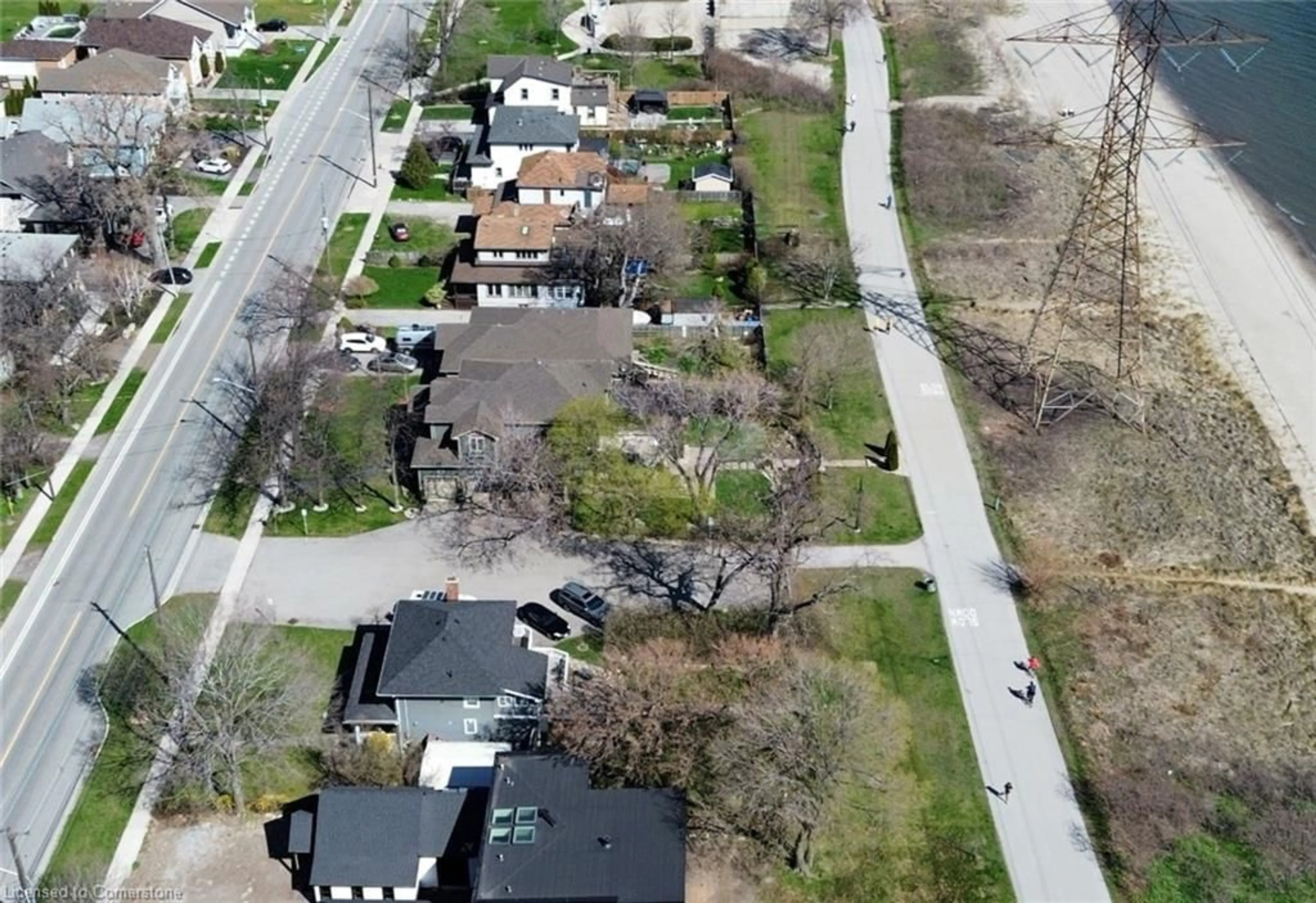 A pic from outside/outdoor area/front of a property/back of a property/a pic from drone, street for 975 Beach Blvd, Hamilton Ontario L8H 6Z7