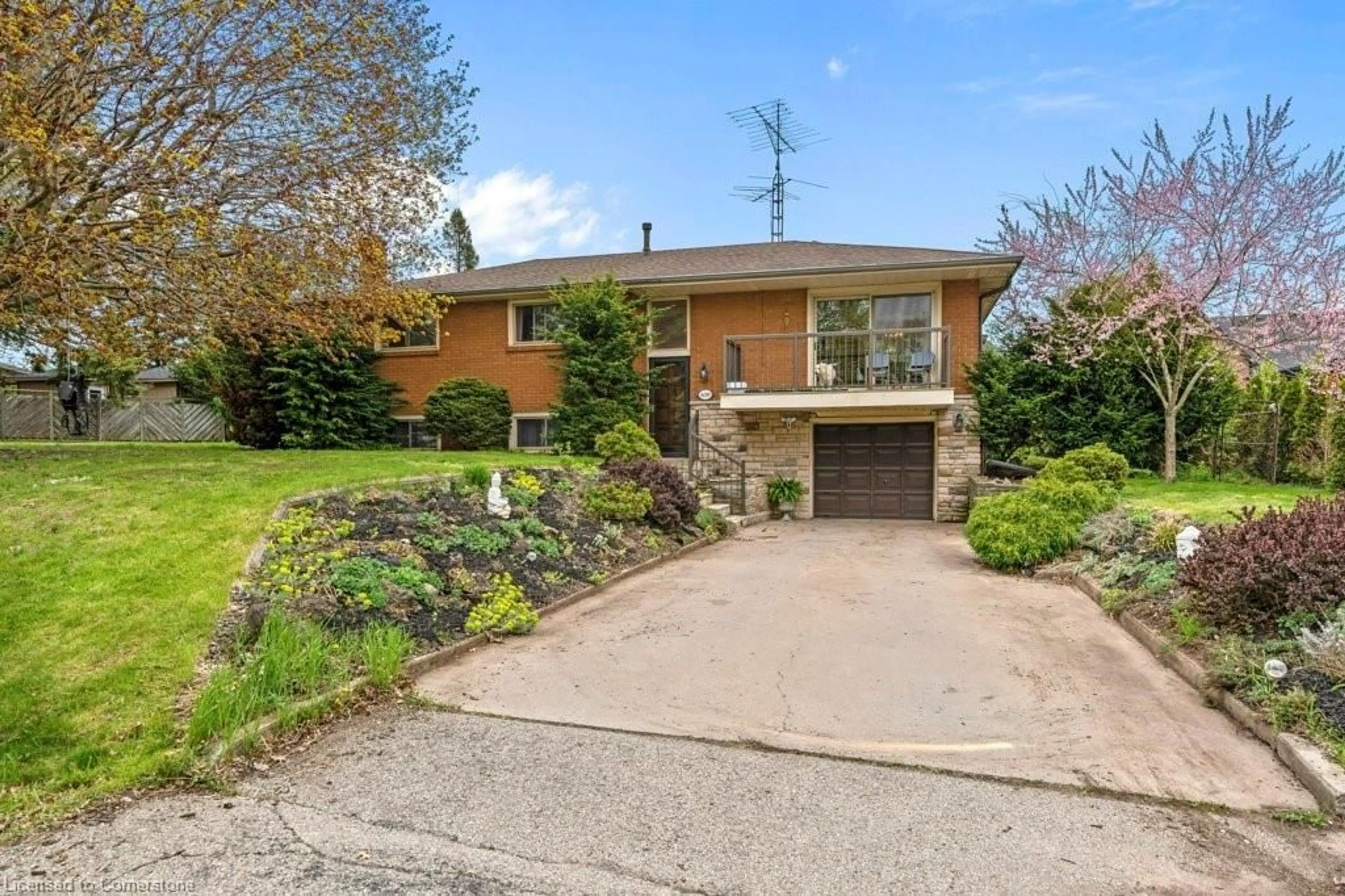 Home with brick exterior material, street for 630 Westview Ave, Ancaster Ontario L9G 1N9