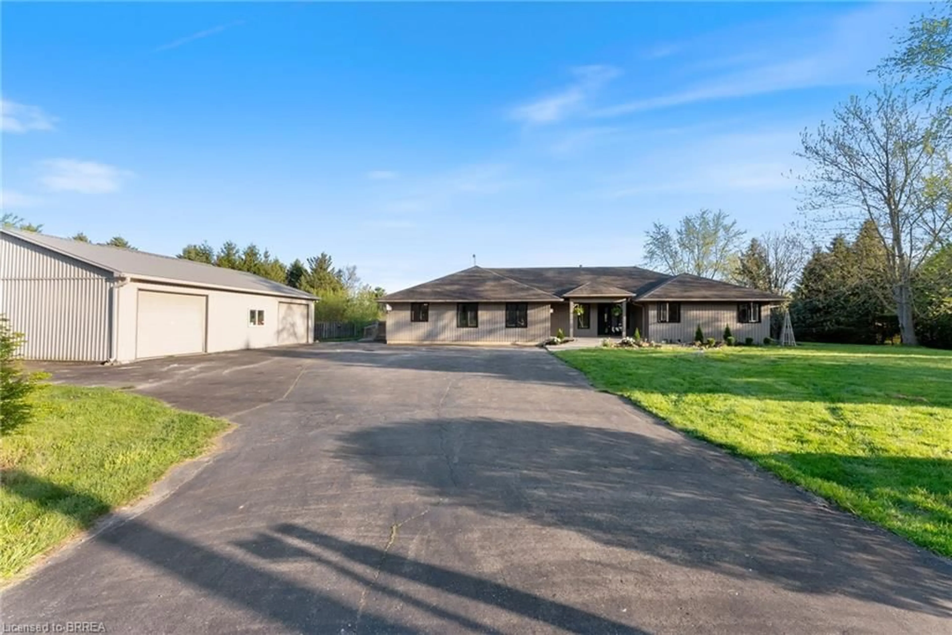A pic from outside/outdoor area/front of a property/back of a property/a pic from drone, street for 37 River Rd, Brantford Ontario N3R 0C1