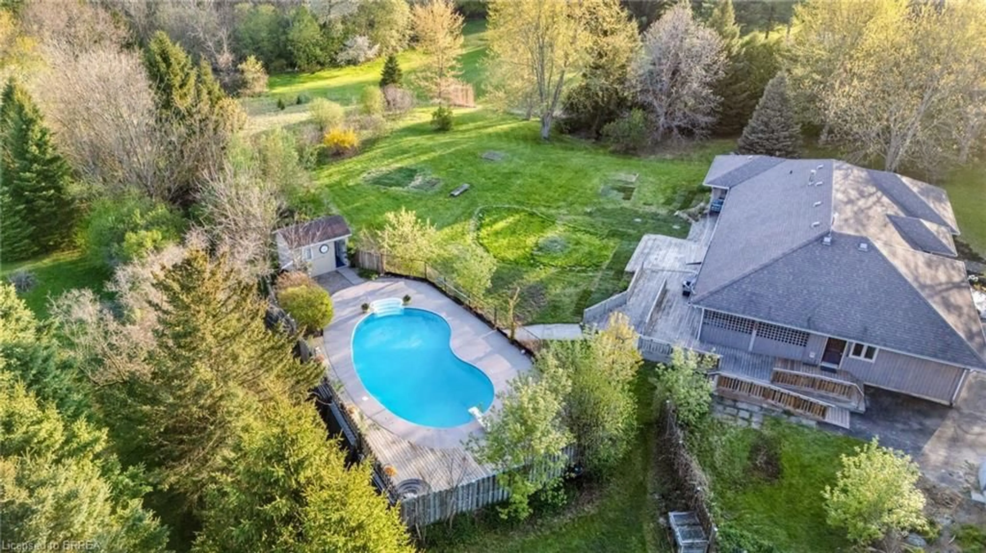 A pic from outside/outdoor area/front of a property/back of a property/a pic from drone, water/lake/river/ocean view for 37 River Rd, Brantford Ontario N3R 0C1