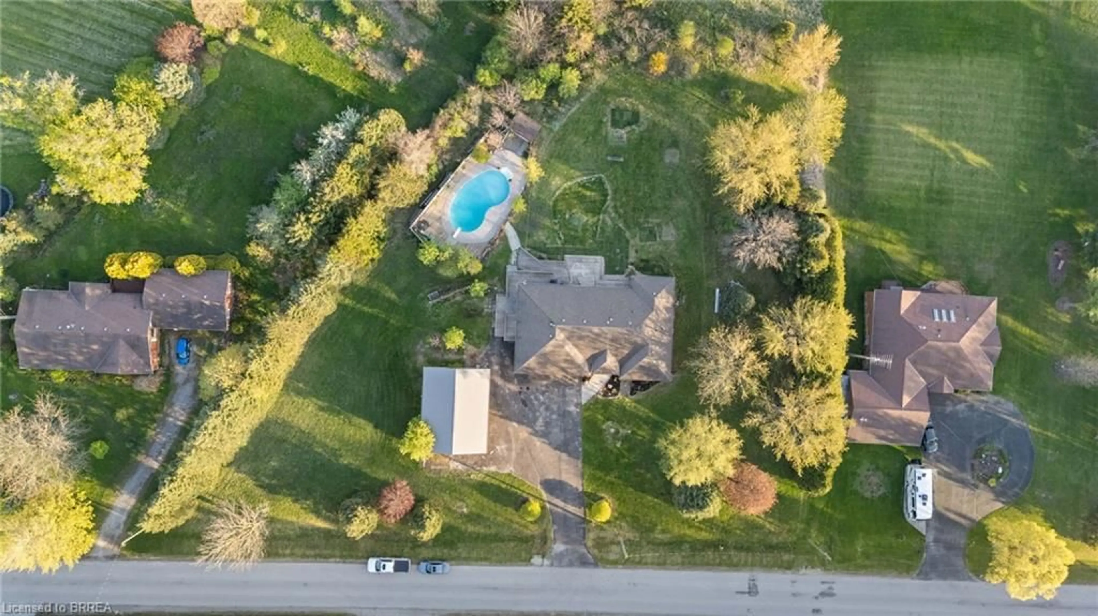 A pic from outside/outdoor area/front of a property/back of a property/a pic from drone, street for 37 River Rd, Brantford Ontario N3R 0C1
