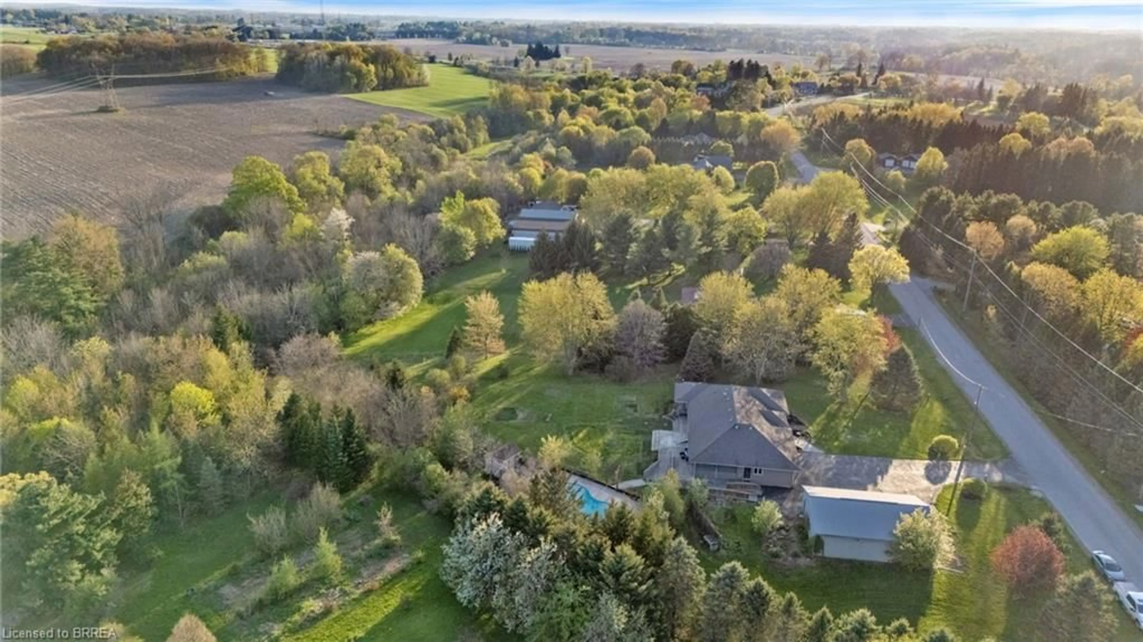 A pic from outside/outdoor area/front of a property/back of a property/a pic from drone, water/lake/river/ocean view for 37 River Rd, Brantford Ontario N3R 0C1