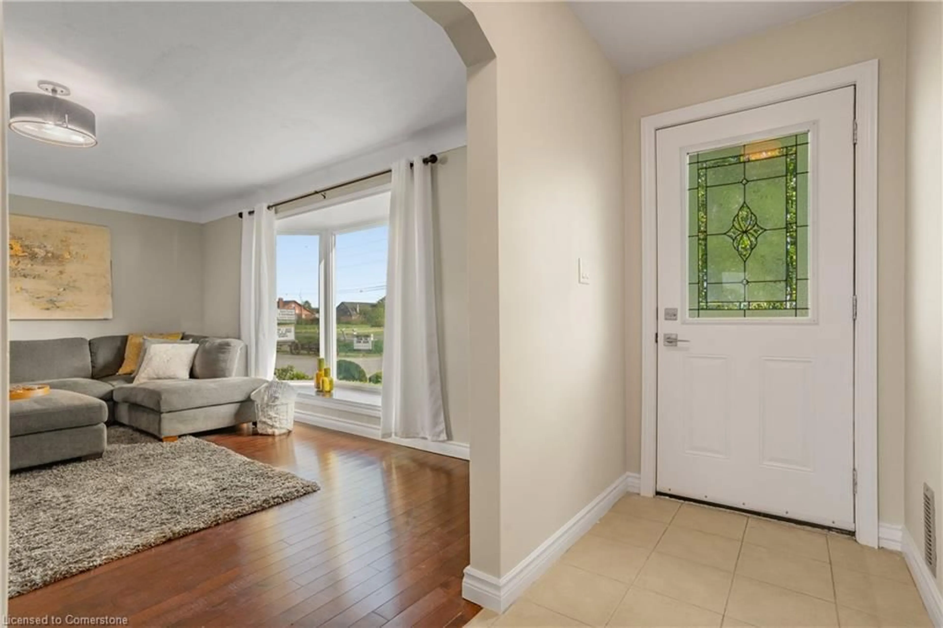 Indoor entryway for 174 Mud St, Grassie Ontario L0R 1M0