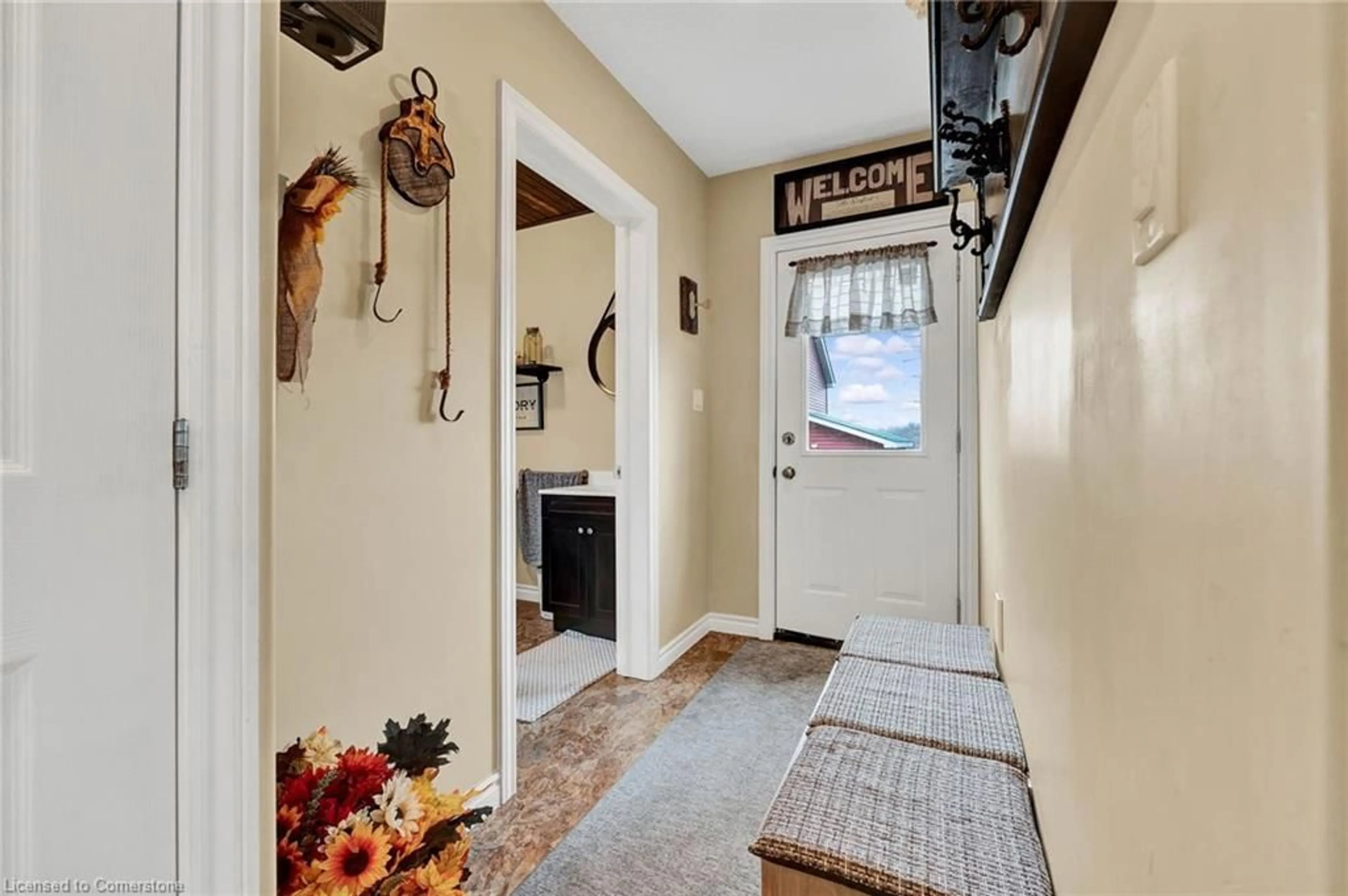 Indoor entryway for 7078 Line 86 Line, Molesworth Ontario N4W 3G8