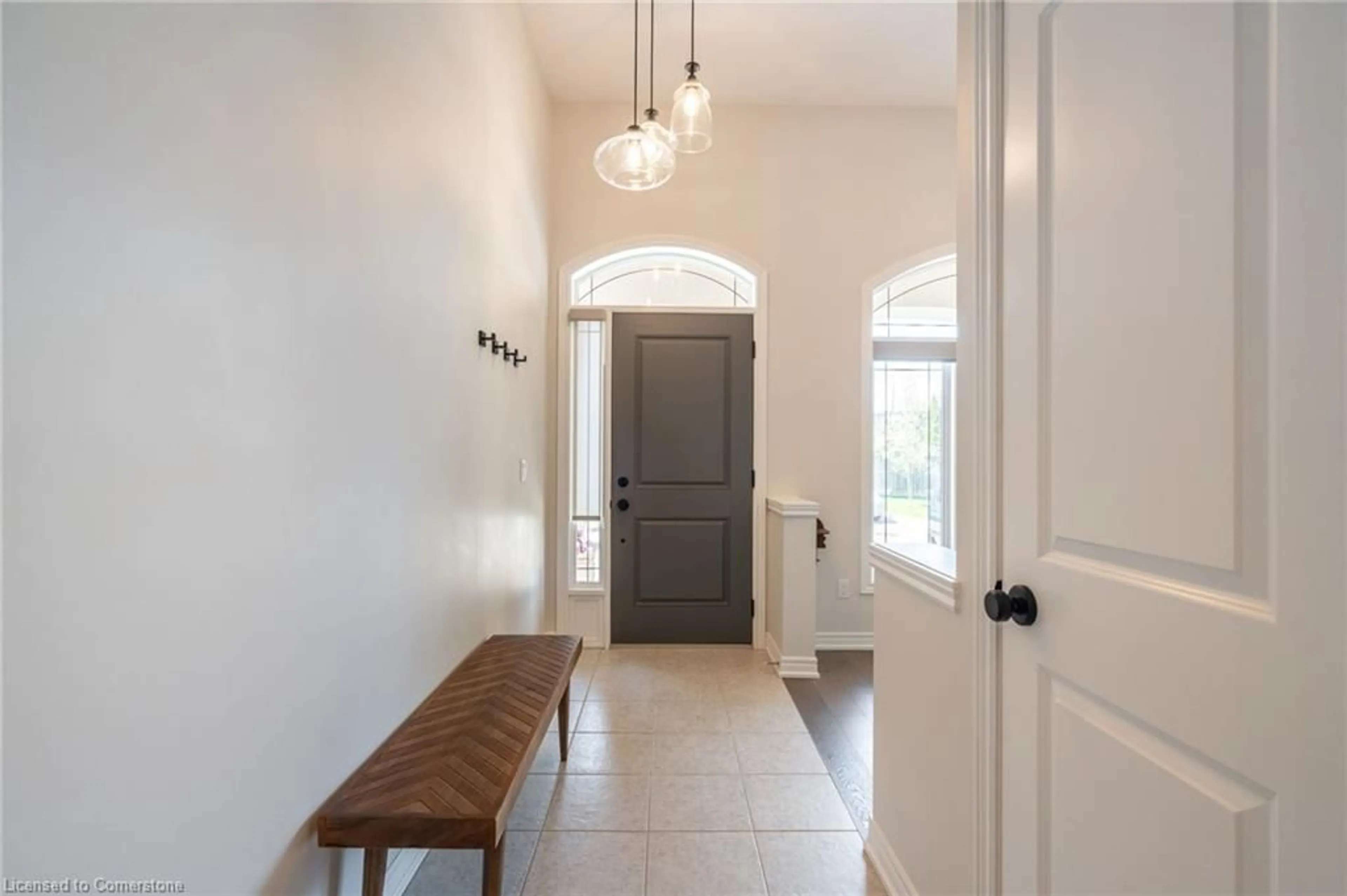 Indoor entryway for 5056 New St #10, Burlington Ontario L7L 1V1