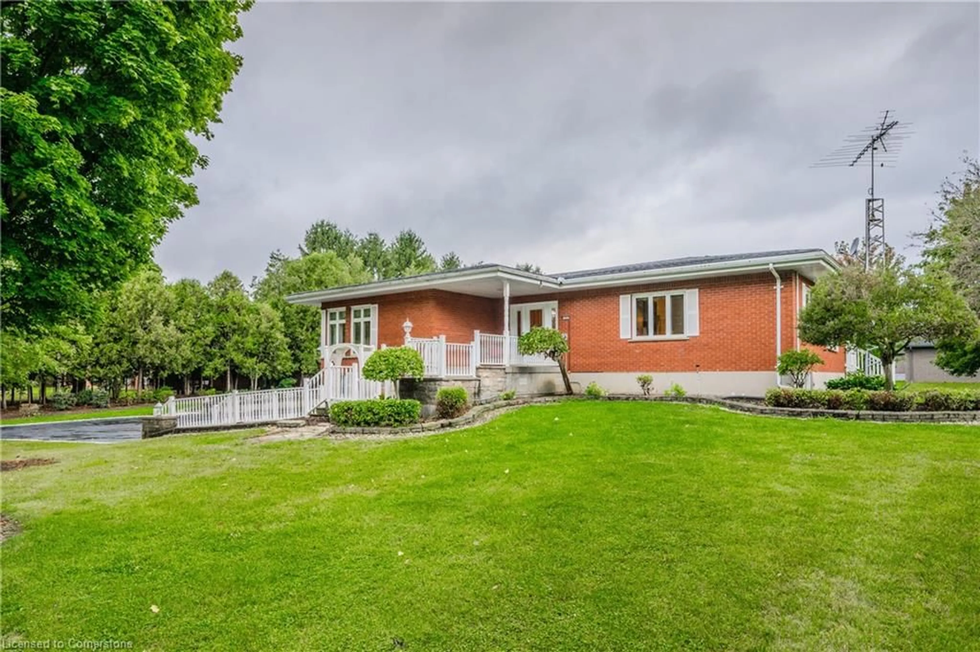 A pic from outside/outdoor area/front of a property/back of a property/a pic from drone, unknown for 186 Napier St, Mitchell Ontario N0K 1N0