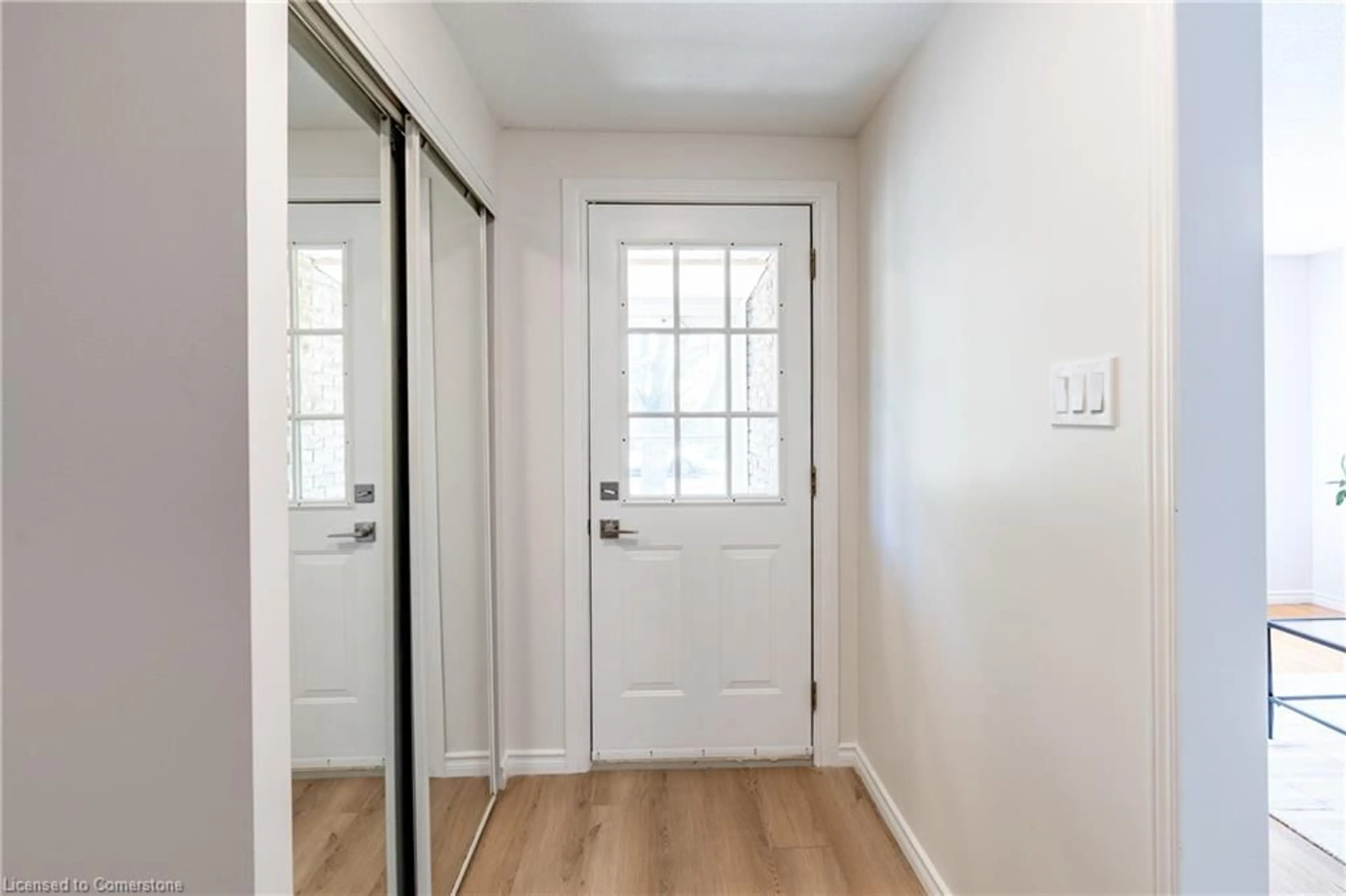 Indoor entryway for 48 Pepperwood Cres, Kitchener Ontario N2A 2R3