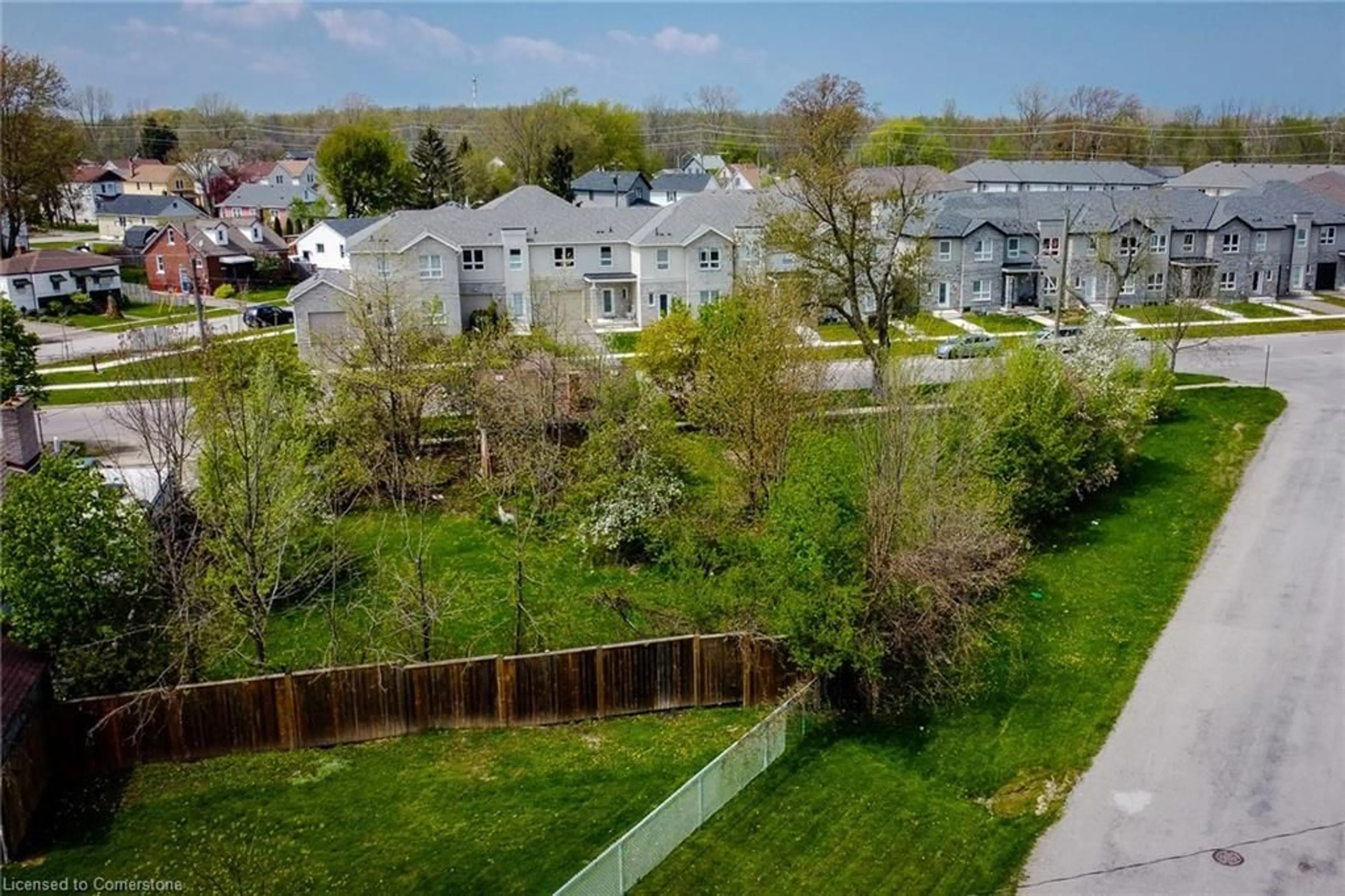 A pic from outside/outdoor area/front of a property/back of a property/a pic from drone, street for 81 Saint George St, Welland Ontario L3C 5N3