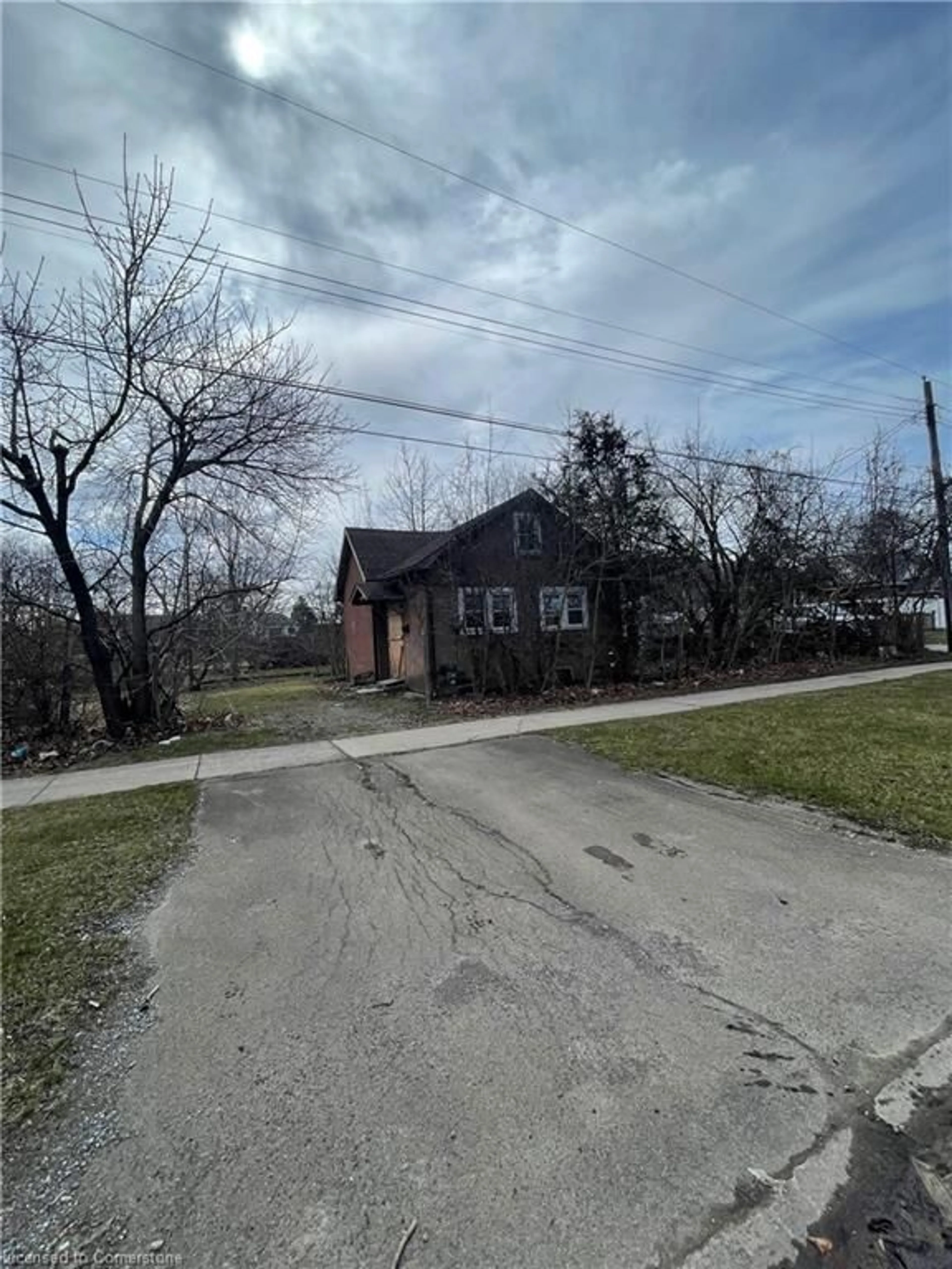A pic from outside/outdoor area/front of a property/back of a property/a pic from drone, street for 81 Saint George St, Welland Ontario L3C 5N3