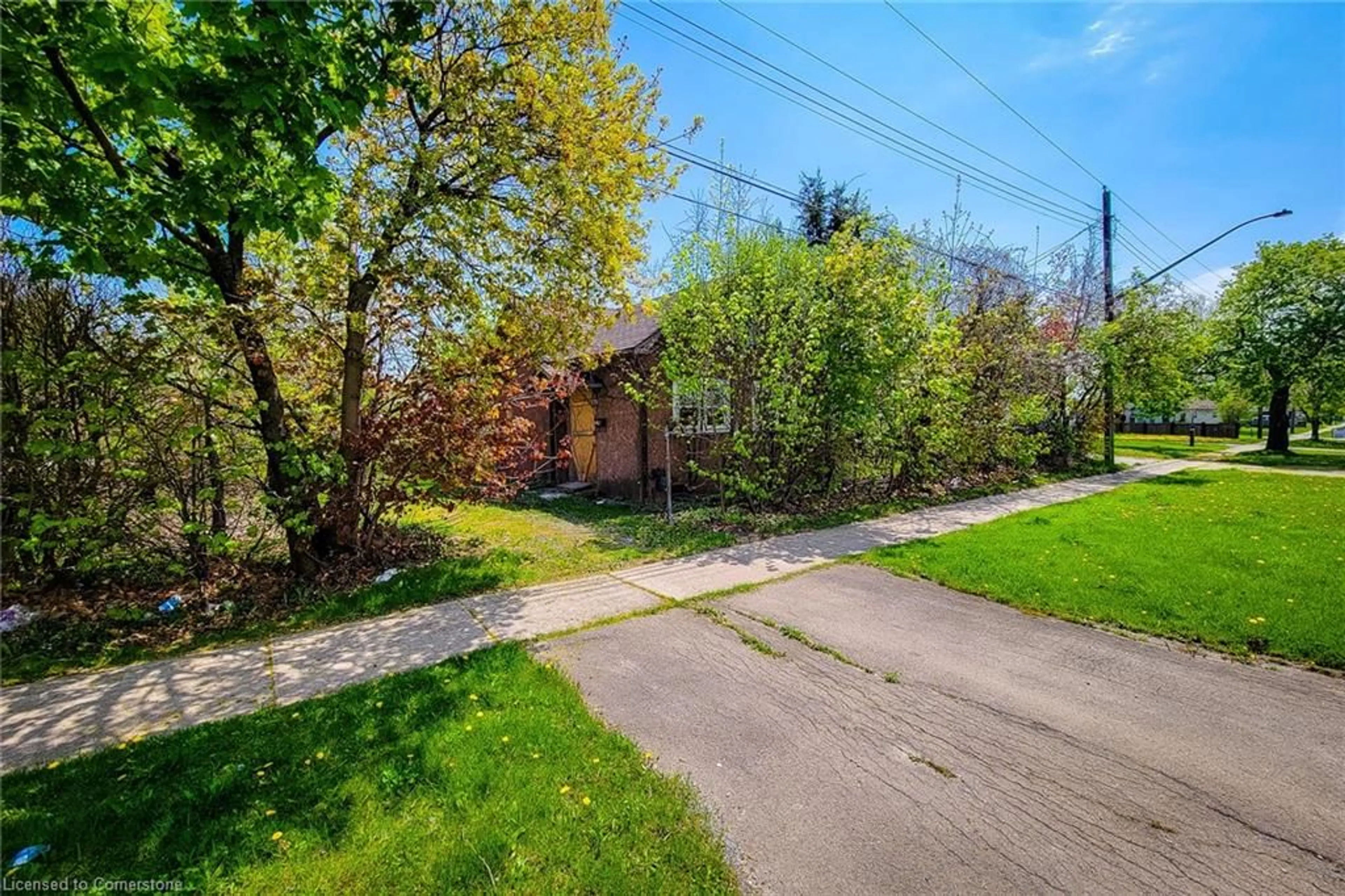 Patio, street for 81 Saint George St, Welland Ontario L3C 5N3