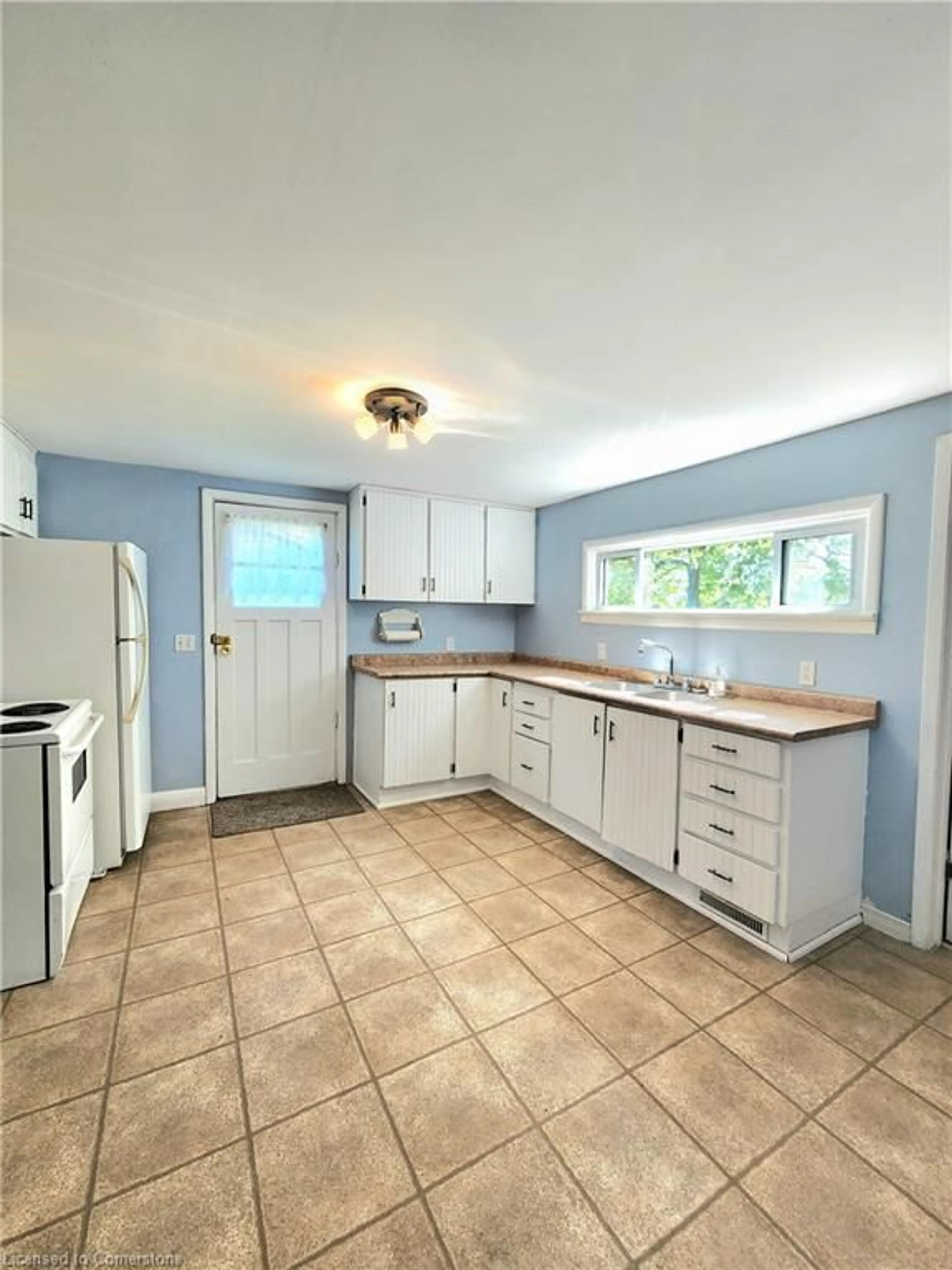 Standard kitchen, ceramic/tile floor for 274 Washington St, Waterford Ontario N0E 1Y0