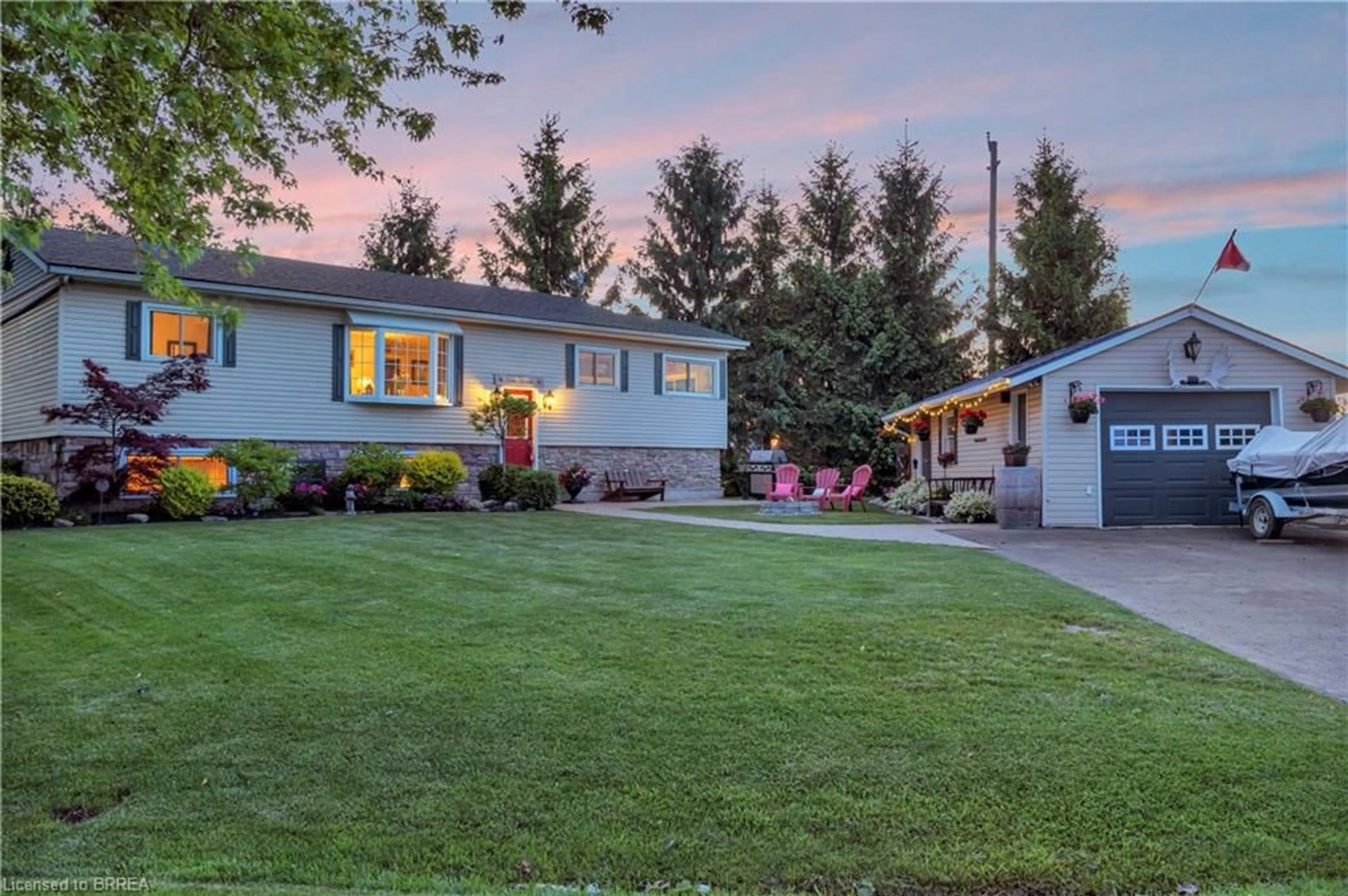 Home with vinyl exterior material, street for 1697 Lakeshore Rd, Selkirk Ontario N0A 1P0