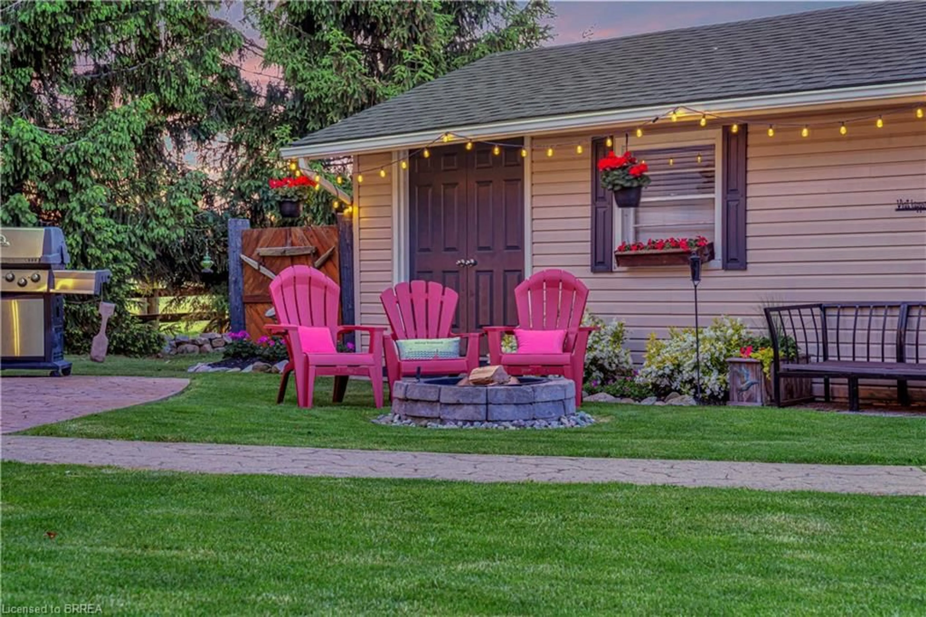Patio, street for 1697 Lakeshore Rd, Selkirk Ontario N0A 1P0