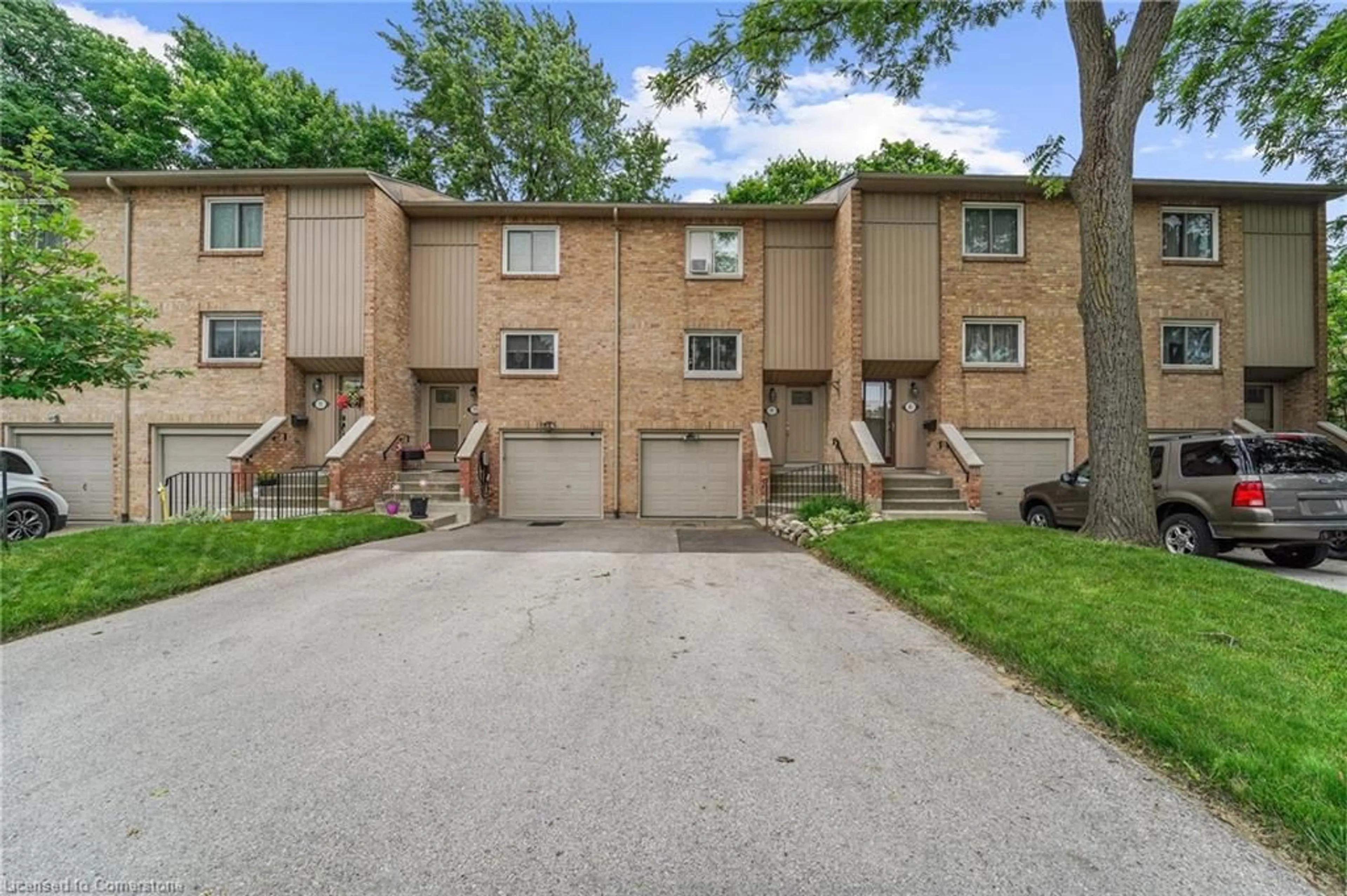 Patio, street for 79 Fonthill Rd, Hamilton Ontario L9C 6T1