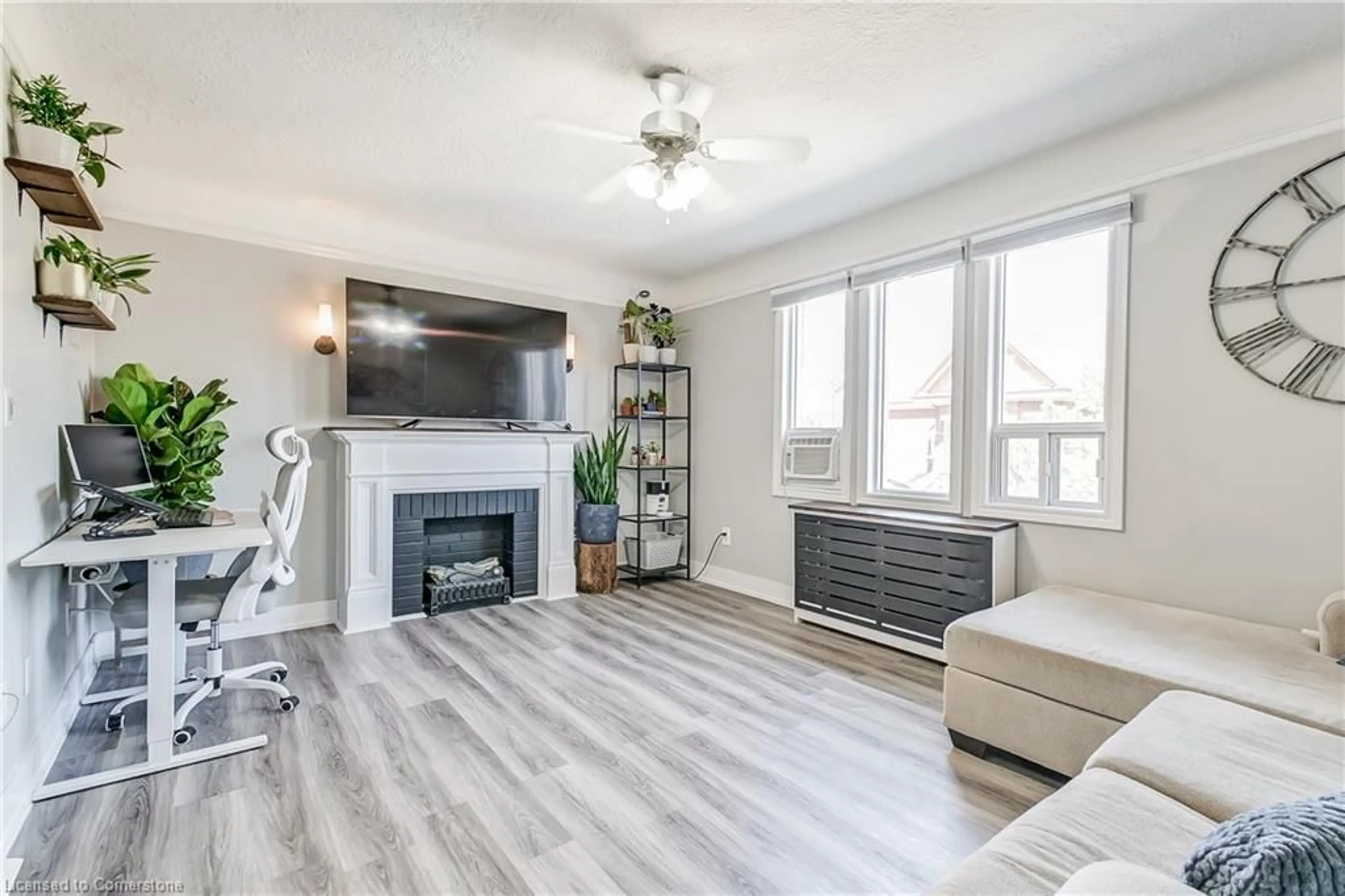 Living room with furniture, wood/laminate floor for 6 Vineland Ave #22, Hamilton Ontario L8M 1R4