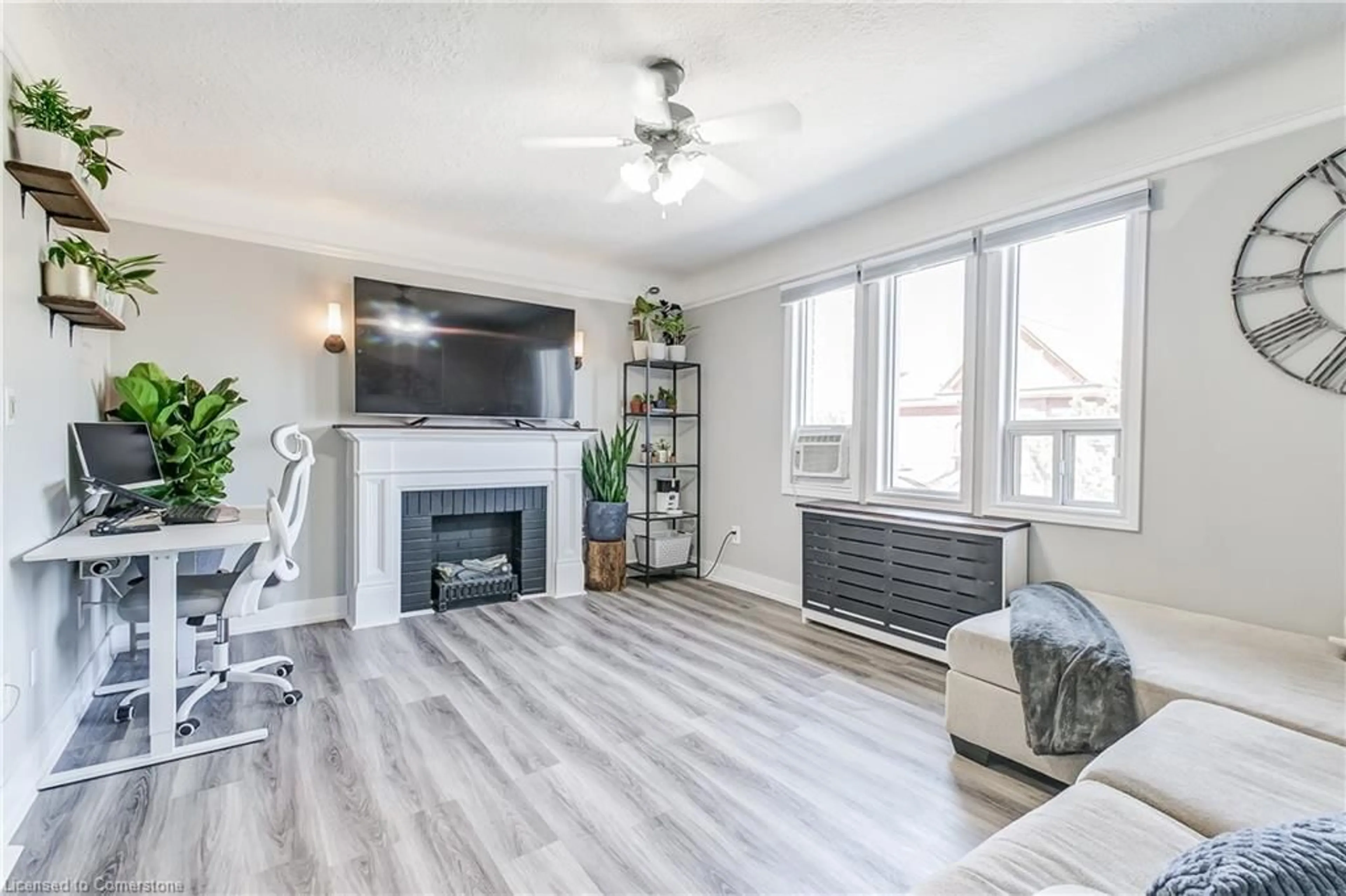 Living room with furniture, wood/laminate floor for 6 Vineland Ave #22, Hamilton Ontario L8M 1R4