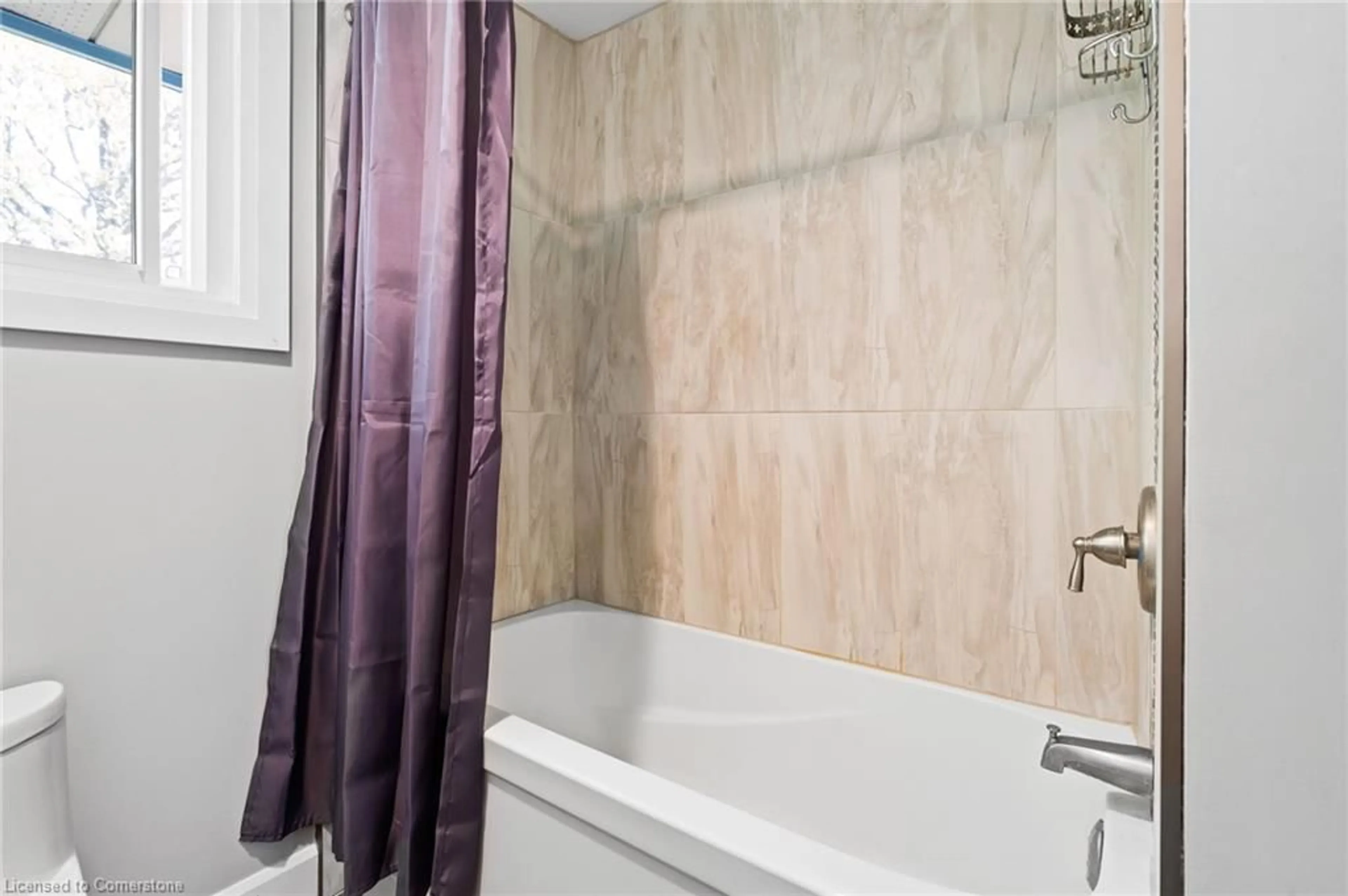 Standard bathroom, ceramic/tile floor for 8117 Lynhurst Dr, Niagara Falls Ontario L2H 2A3