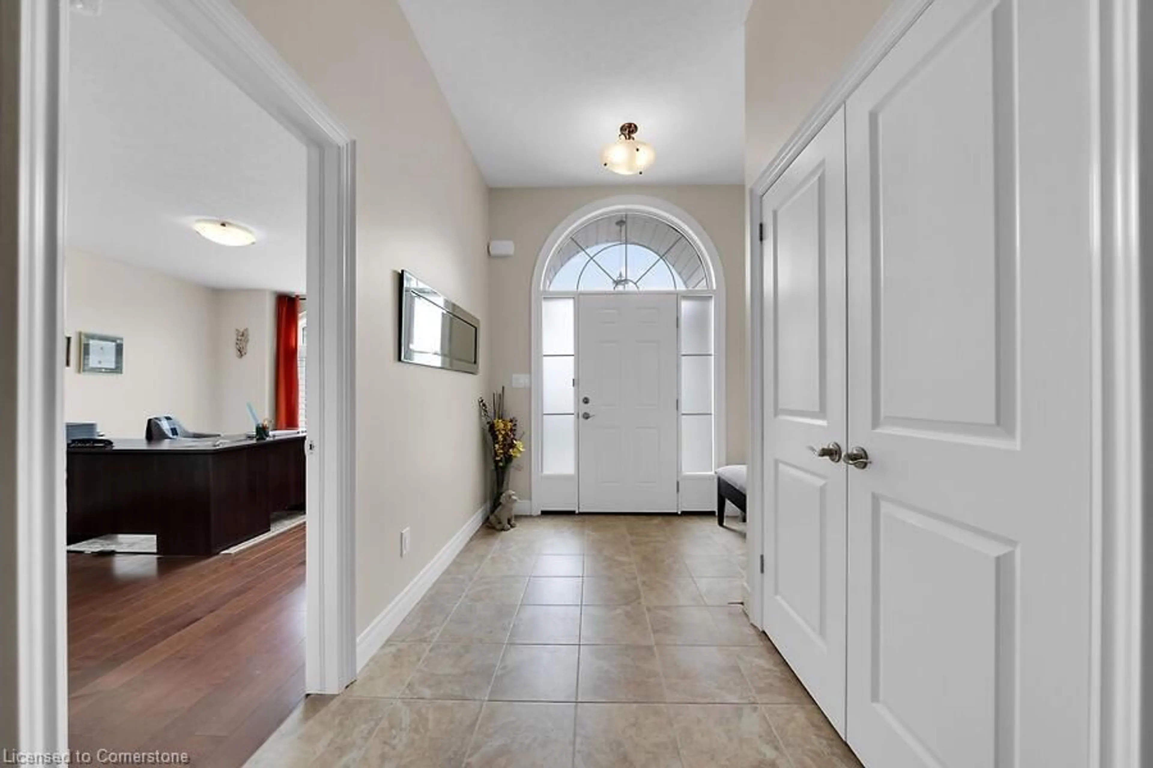 Indoor entryway for 5151 Meadowood Lane, Beamsville Ontario L3J 0J8