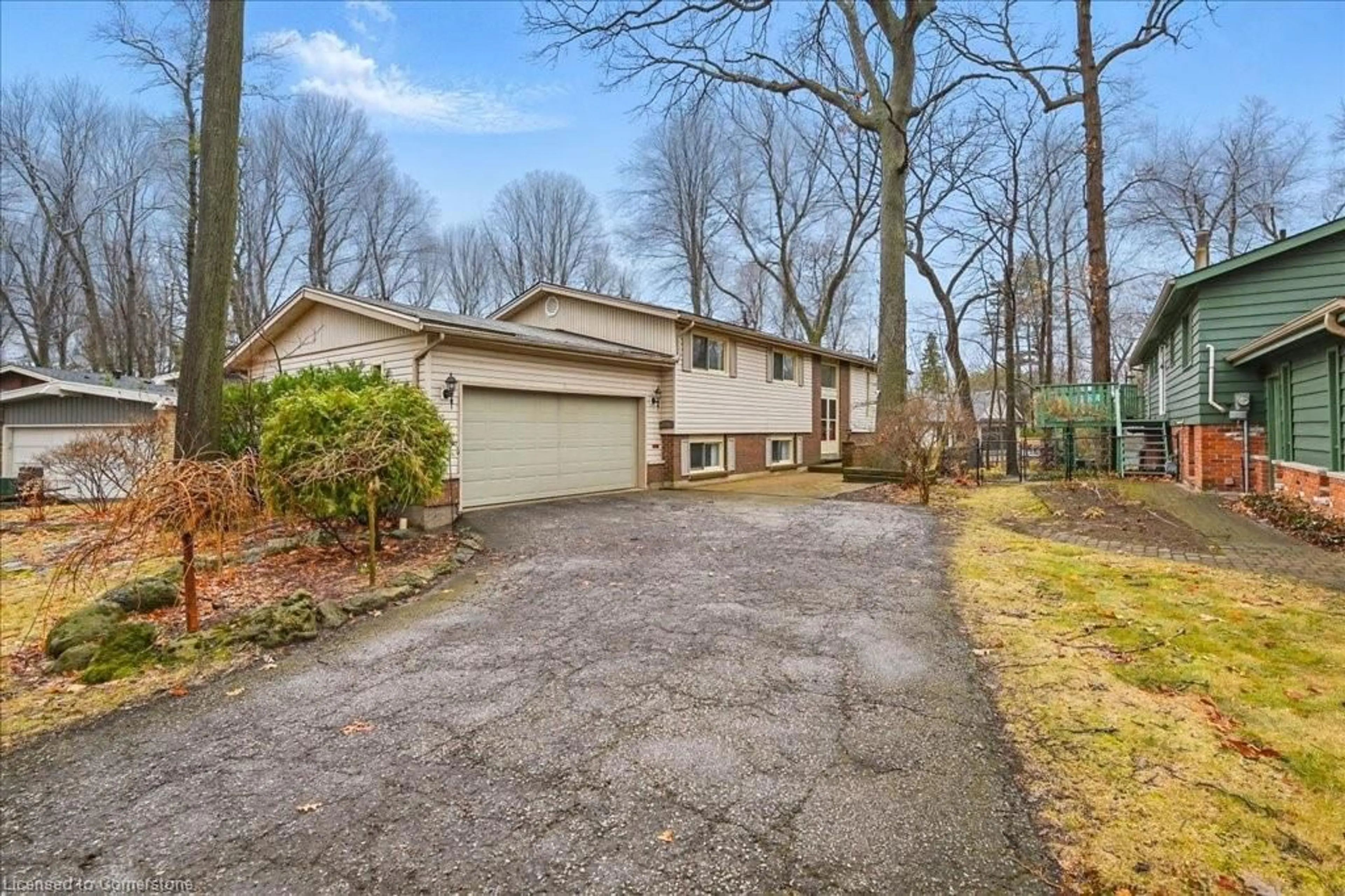 A pic from outside/outdoor area/front of a property/back of a property/a pic from drone, street for 768 King Rd, Burlington Ontario L7T 3K6