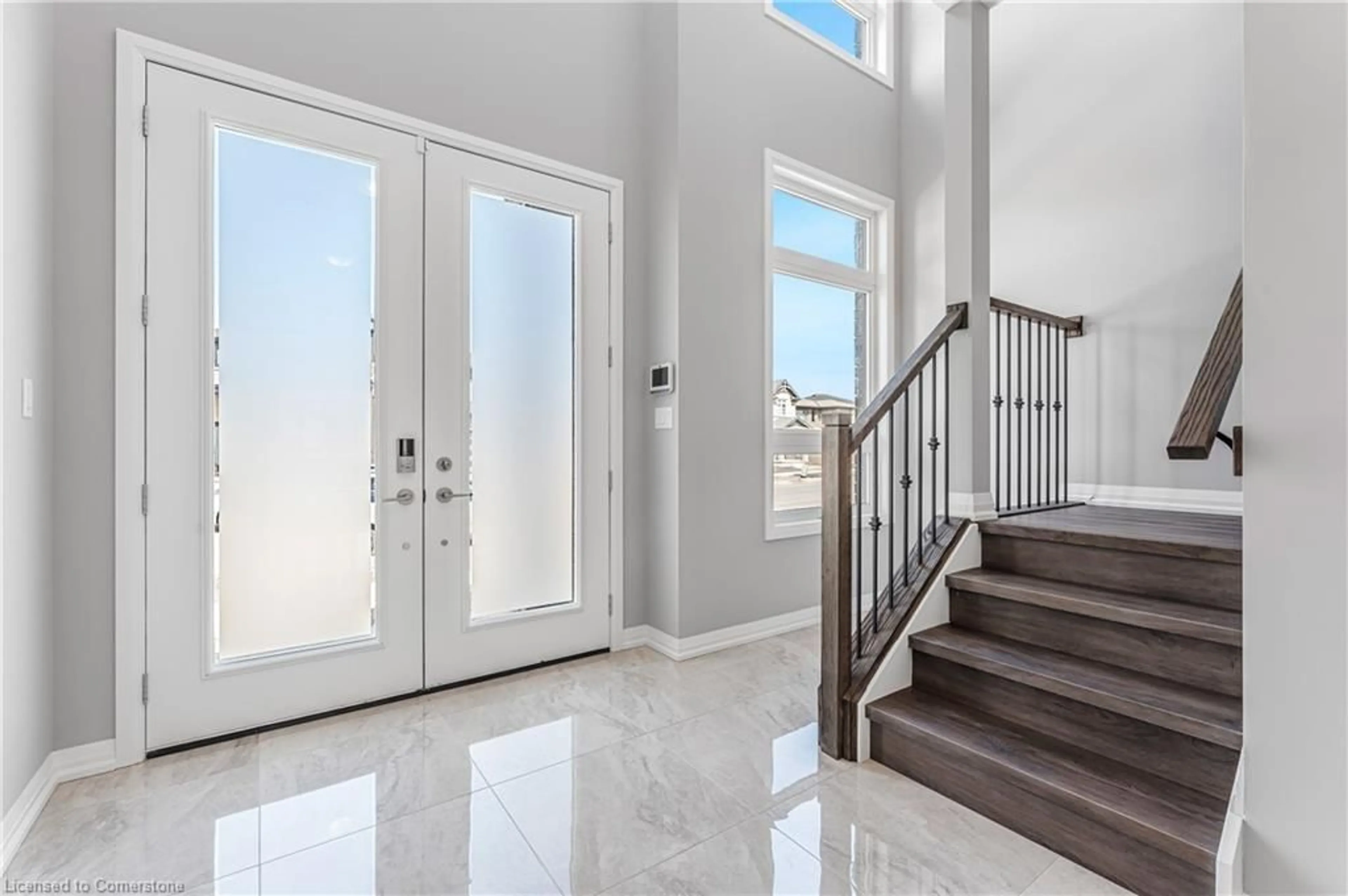 Indoor entryway for 90 Acacia Rd, Fonthill Ontario L0S 1E6