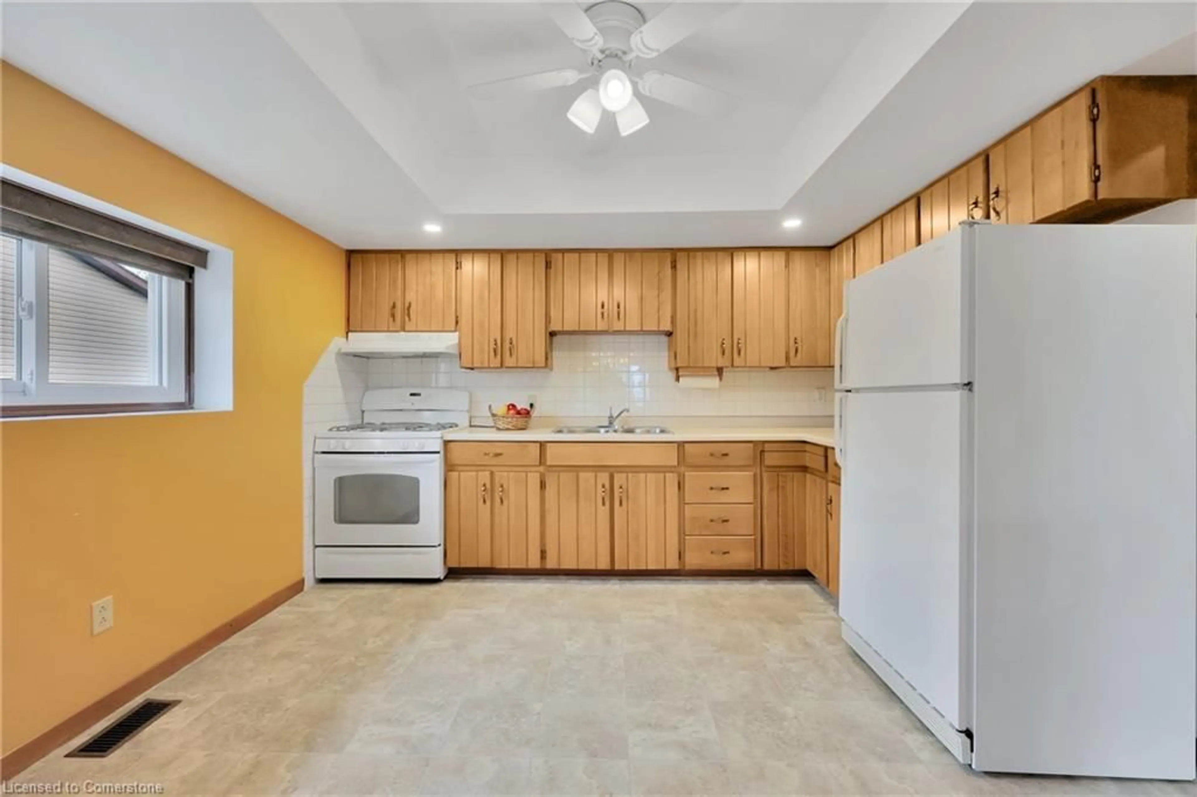 Standard kitchen, ceramic/tile floor for 10 Russell St, Waterford Ontario N0E 1Y0