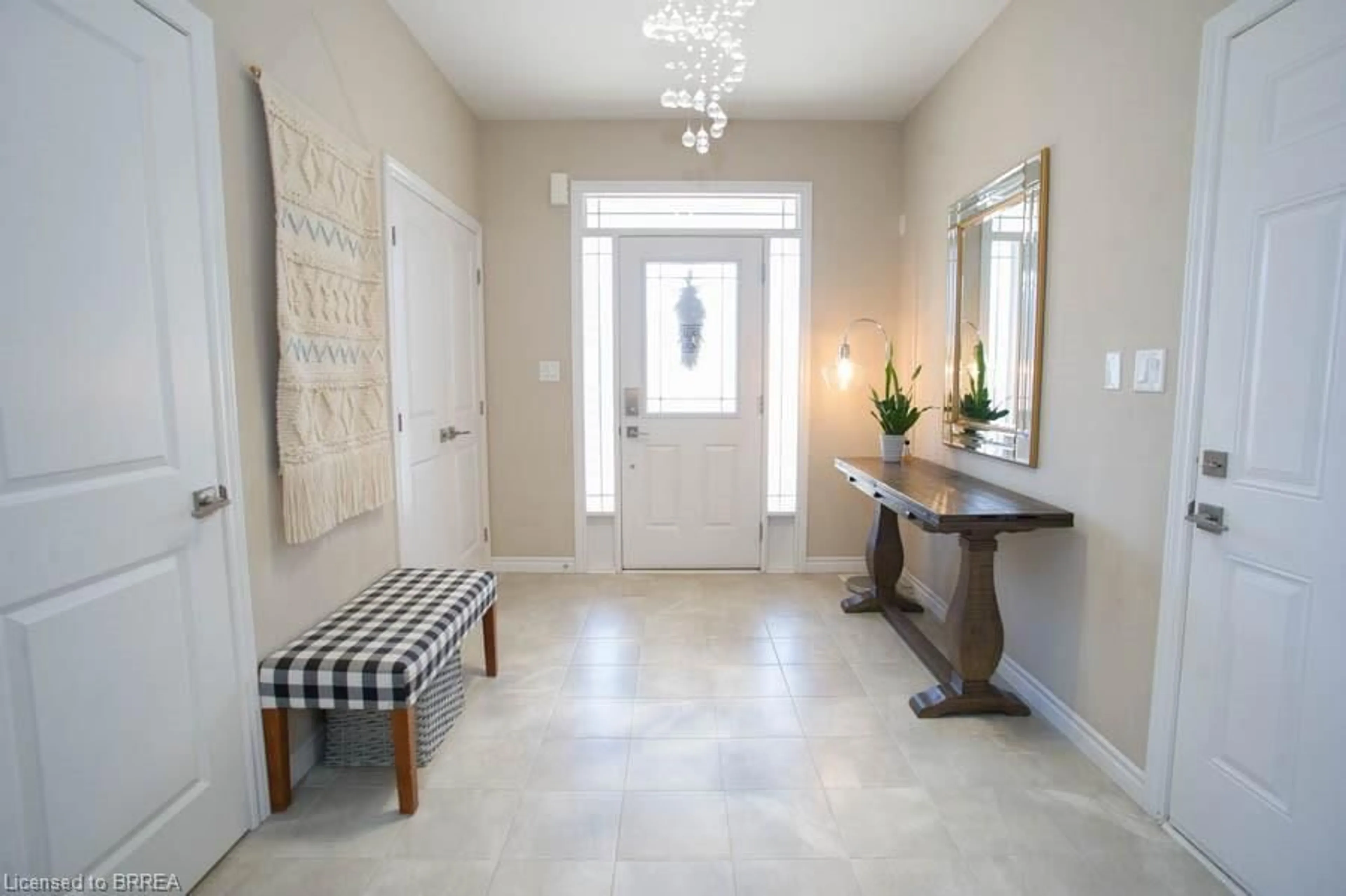 Indoor entryway for 28 Vic Chambers Pl, Paris Ontario N3L 0E6