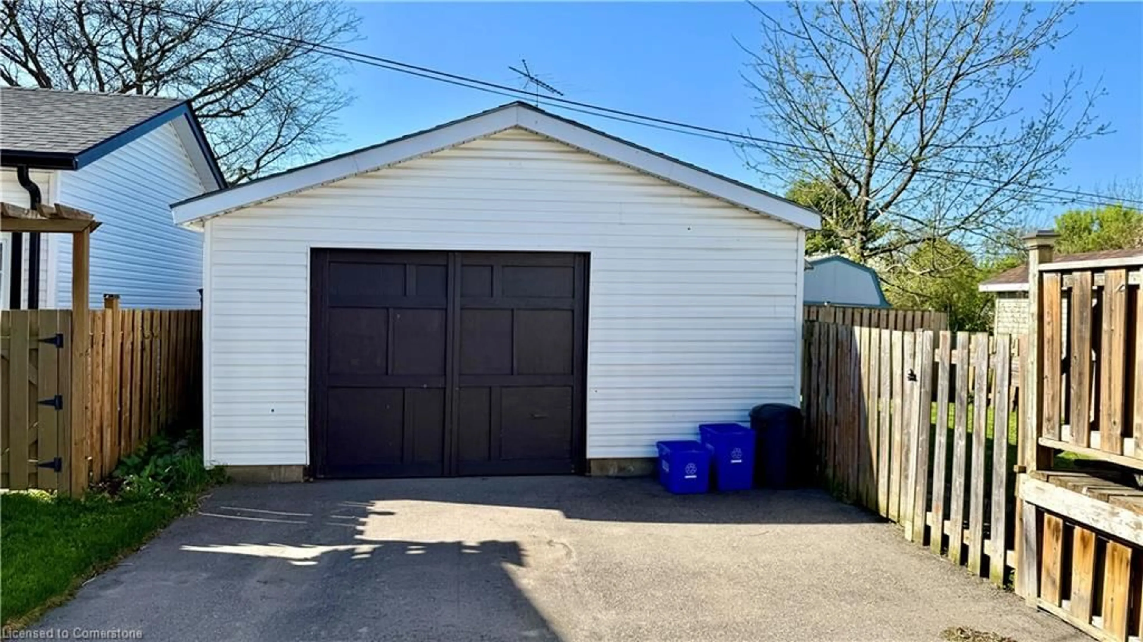 Indoor garage for 196 Windham St, Simcoe Ontario N3Y 2L3