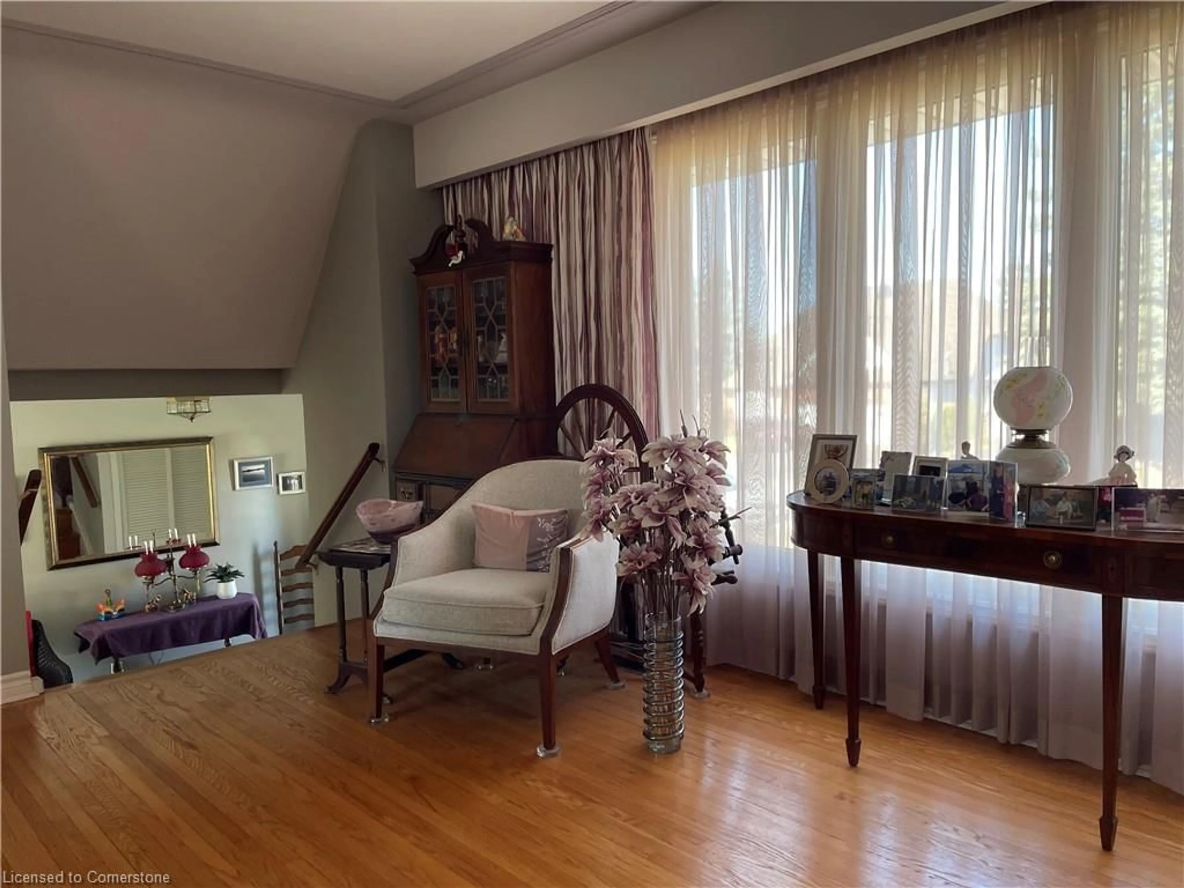 Living room with furniture, unknown for 27 Sunrise Dr, Kitchener Ontario N2B 3B3