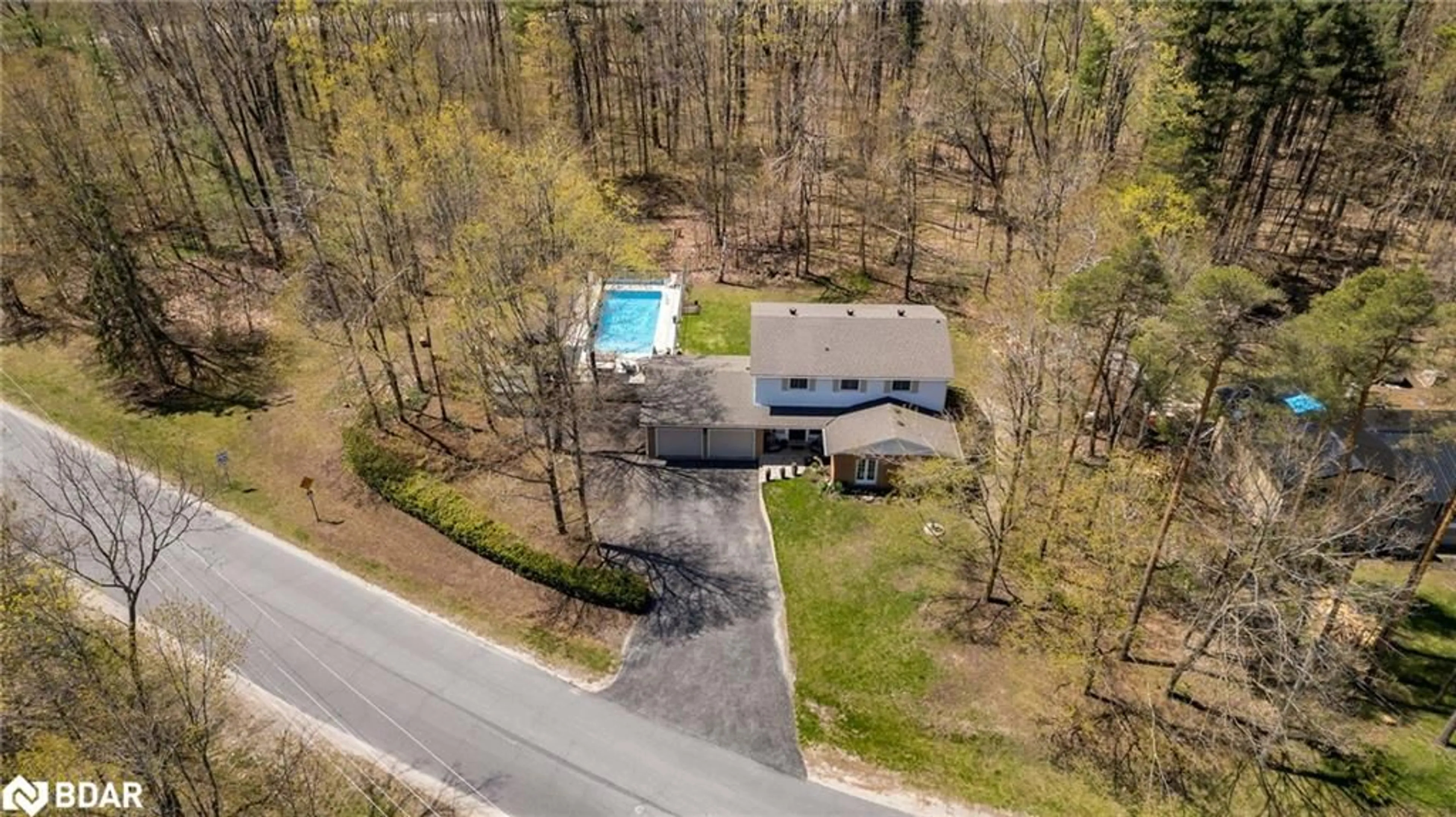 A pic from outside/outdoor area/front of a property/back of a property/a pic from drone, street for 3738 Fairway Rd, Innisfil Ontario L9S 2L4