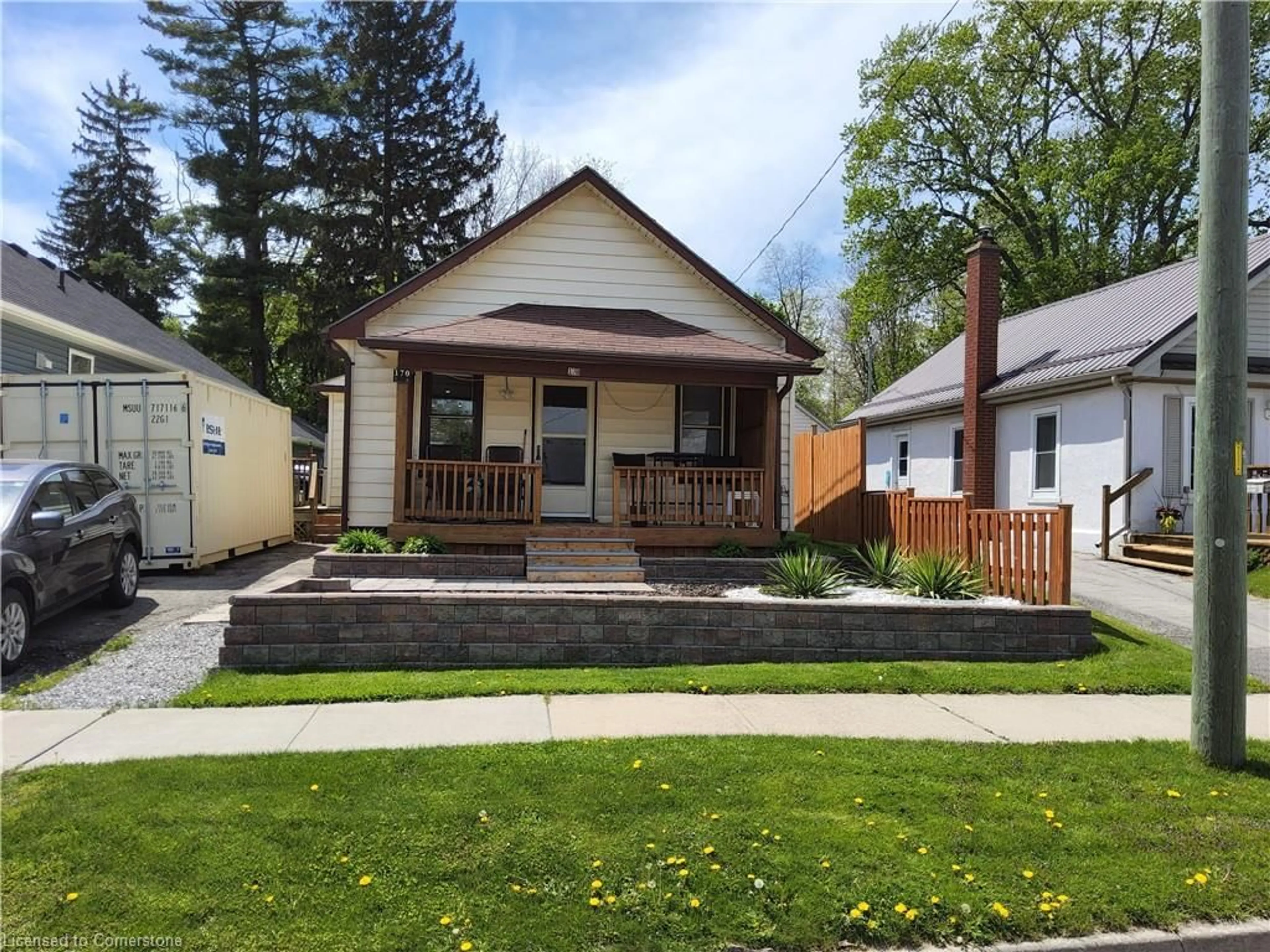 Home with vinyl exterior material, street for 170 Queen St, Simcoe Ontario N3Y 3C6