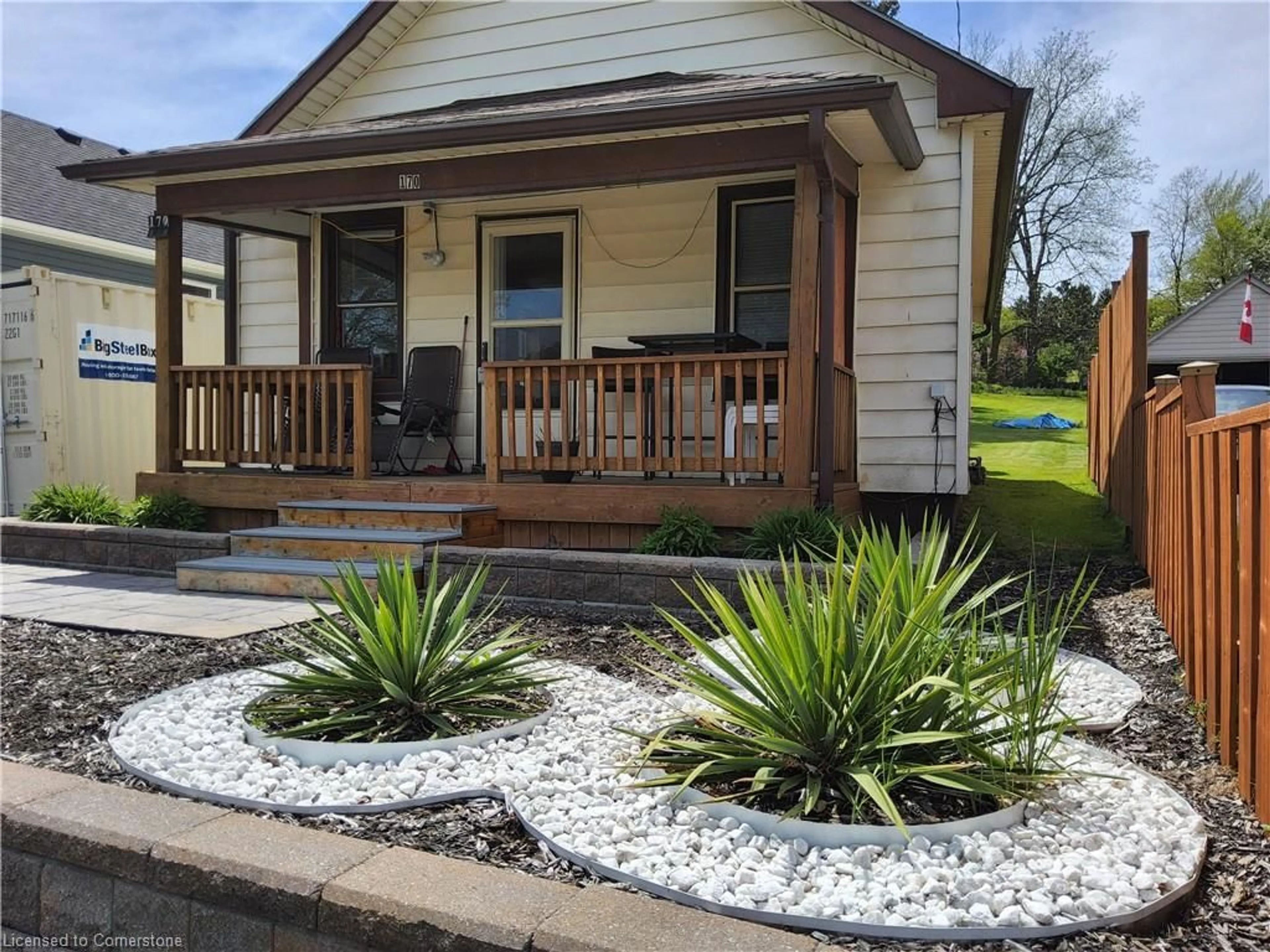 Home with vinyl exterior material, street for 170 Queen St, Simcoe Ontario N3Y 3C6