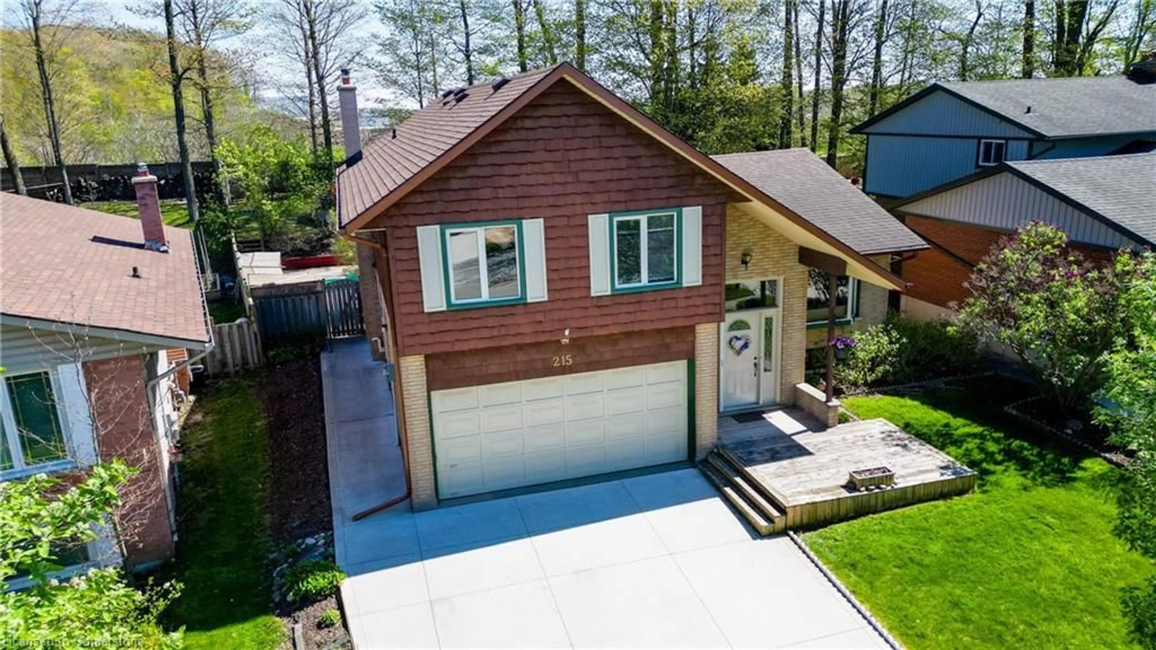 A pic from outside/outdoor area/front of a property/back of a property/a pic from drone, street for 215 Southwood Dr, Kitchener Ontario N2E 2B2