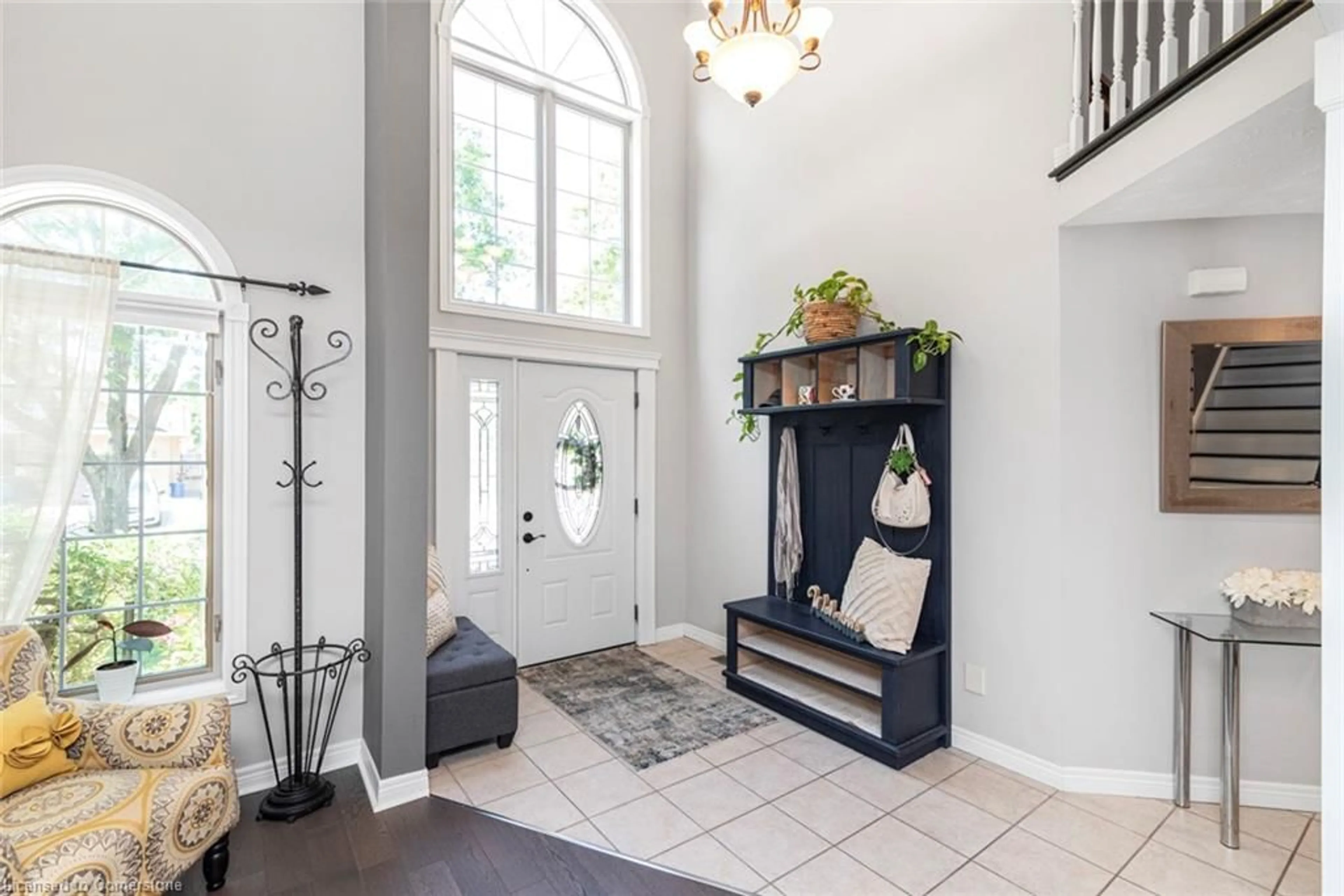 Indoor entryway for 54 Stonepine Cres, Hamilton Ontario L9C 7T7