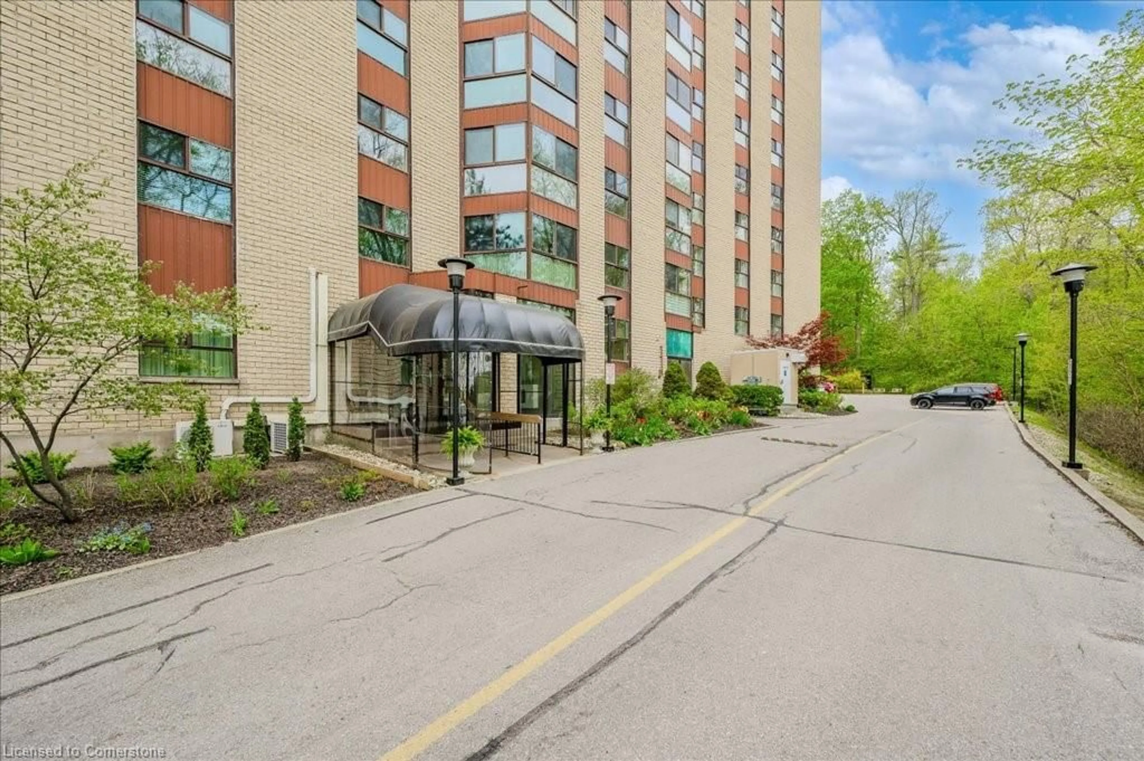 Patio, building for 20 Berkley Rd #704, Cambridge Ontario N1S 4S8