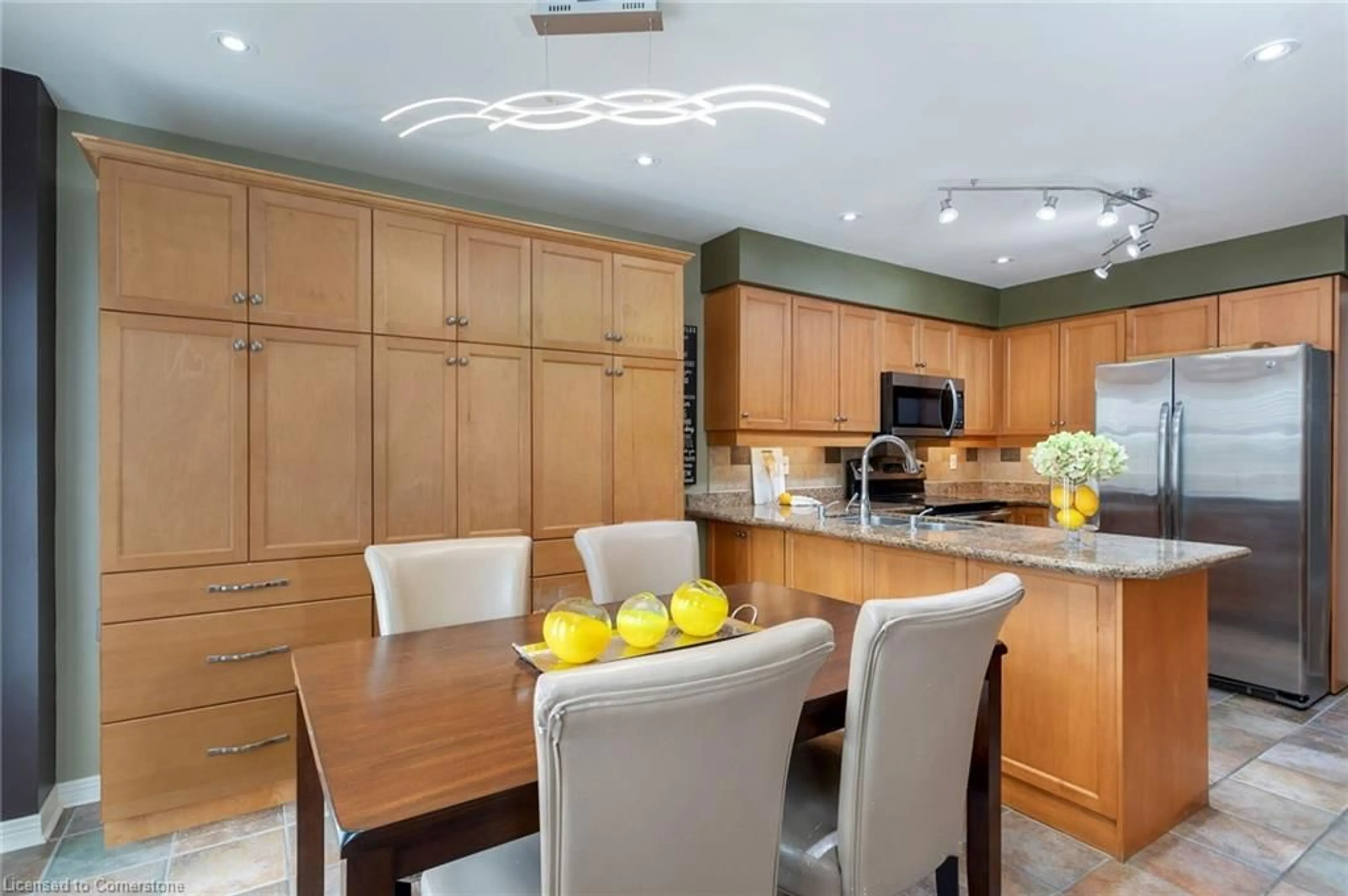 Contemporary kitchen, unknown for 2175 Country Club Dr, Burlington Ontario L7M 4H9