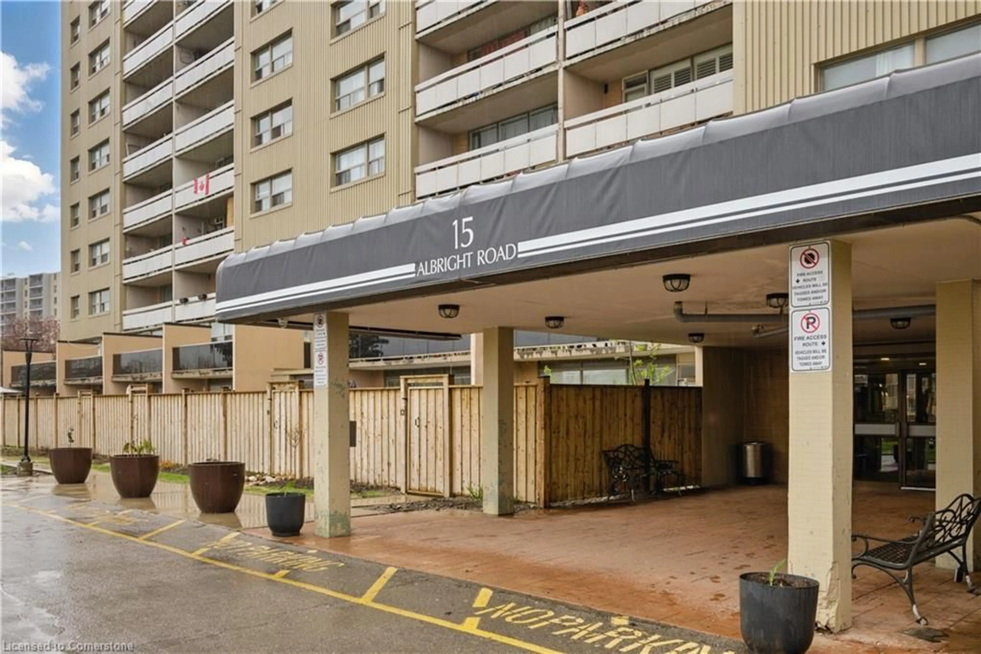 Indoor foyer for 15 Albright Rd #304, Hamilton Ontario L8K 5J2