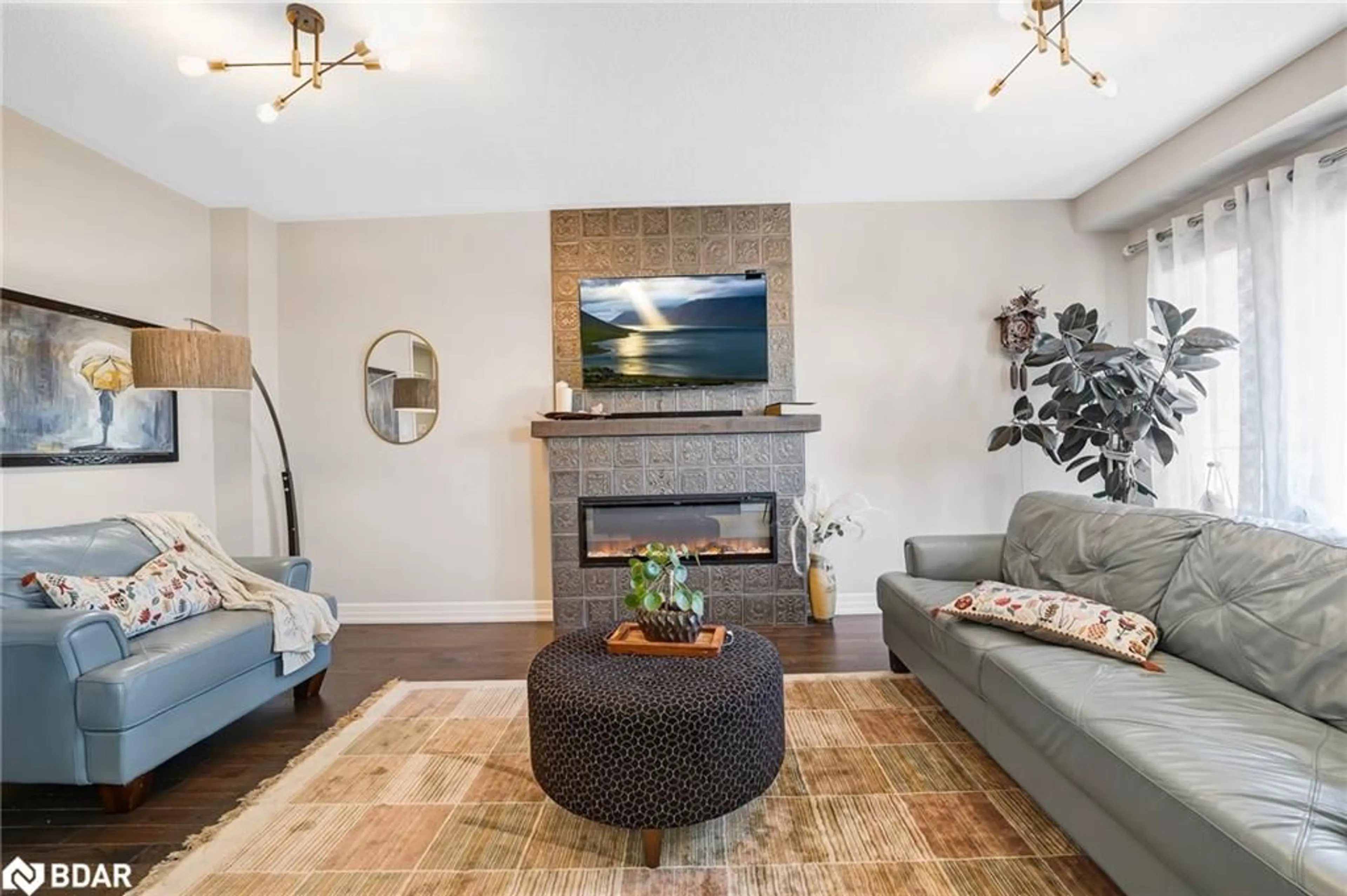 Living room with furniture, unknown for 15 Wagner Cres, Angus Ontario L3W 0P4