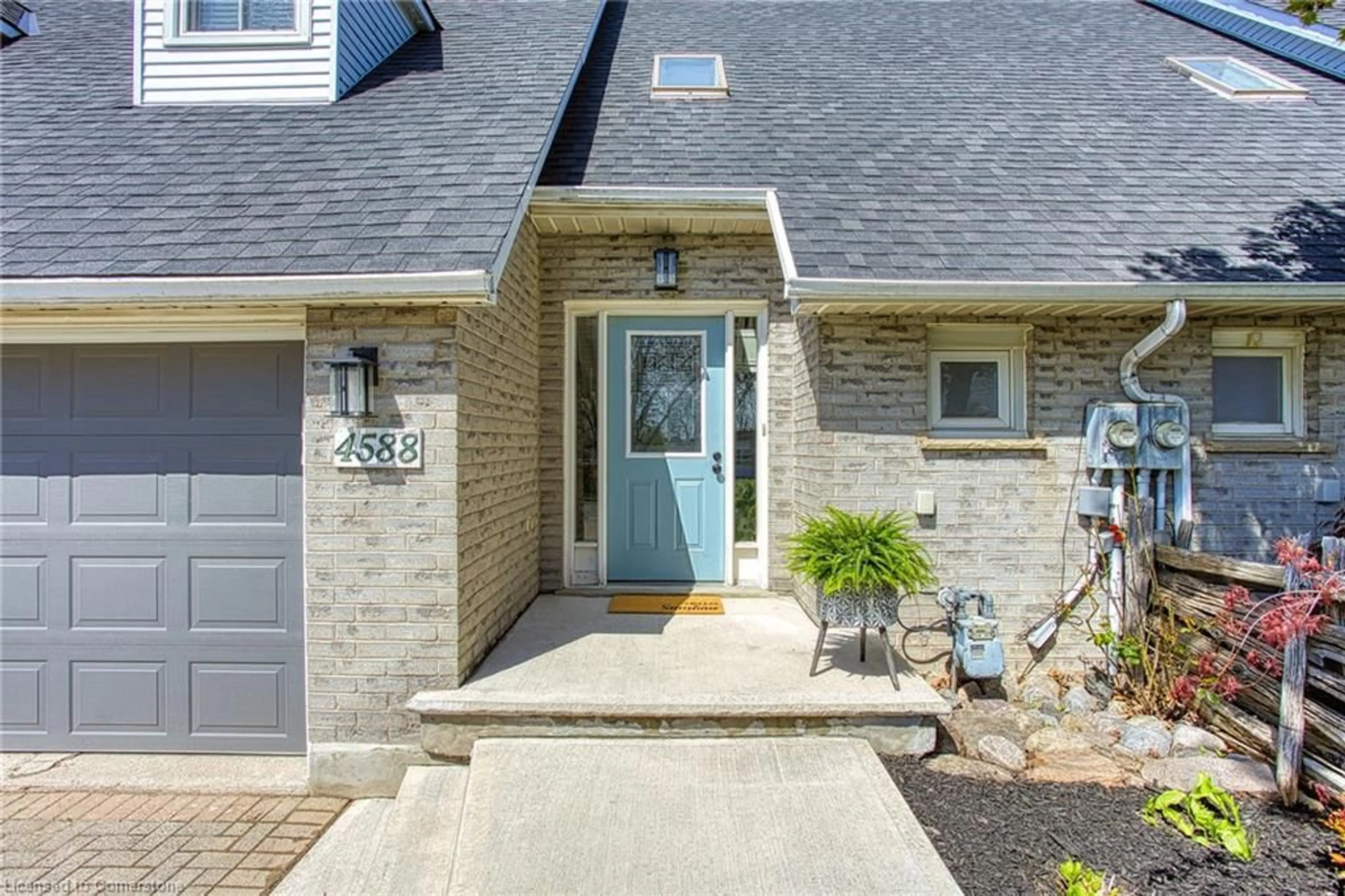 Home with brick exterior material, street for 4588 Juniper Crt, Beamsville Ontario L0R 1B5