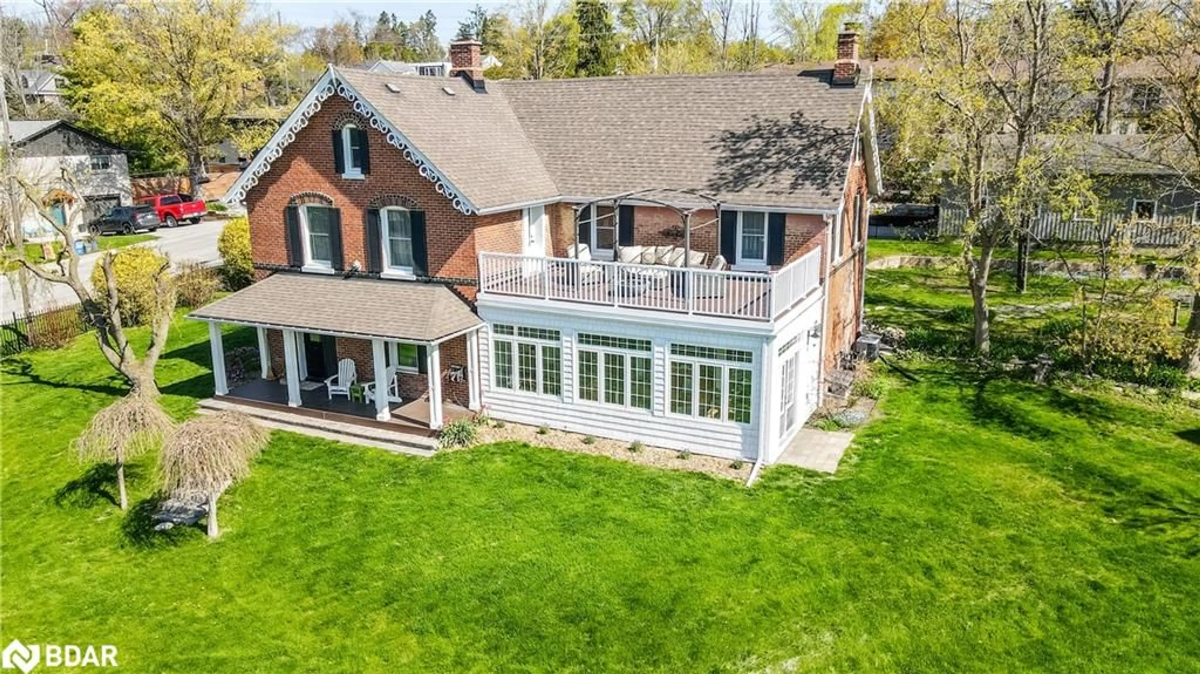 A pic from outside/outdoor area/front of a property/back of a property/a pic from drone, building for 36 Shanty Bay Rd, Barrie Ontario L4M 1C8