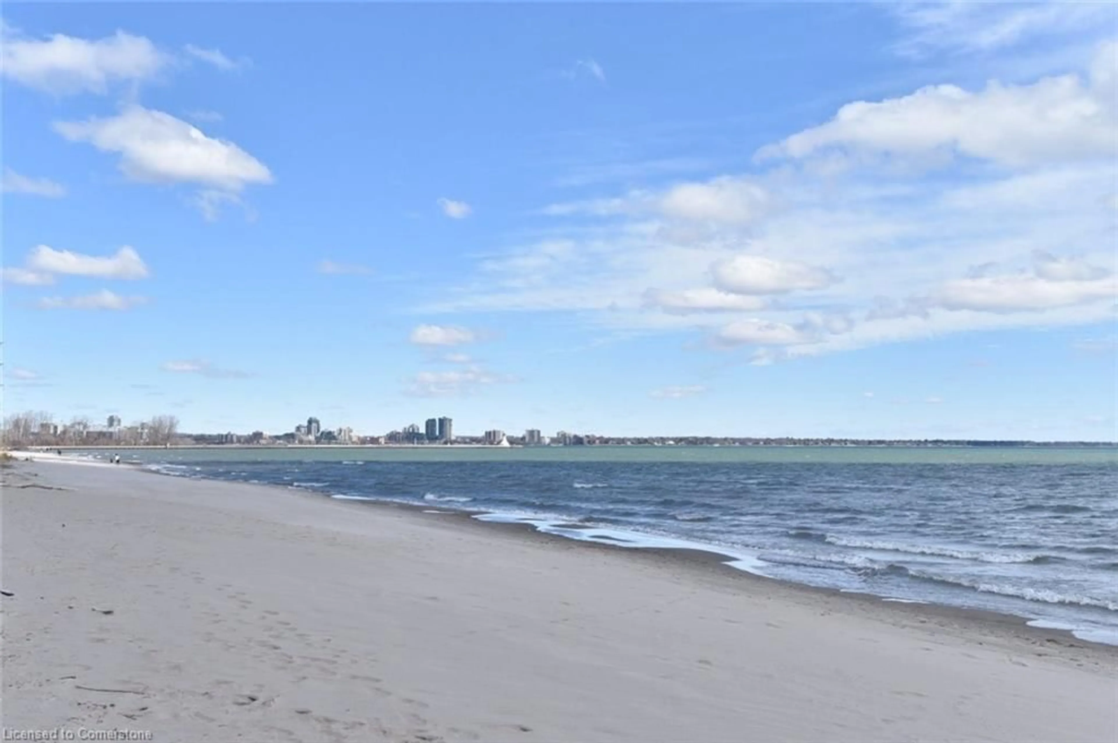 Blurry image for 1060 Beach Blvd, Hamilton Ontario L8H 6Z4